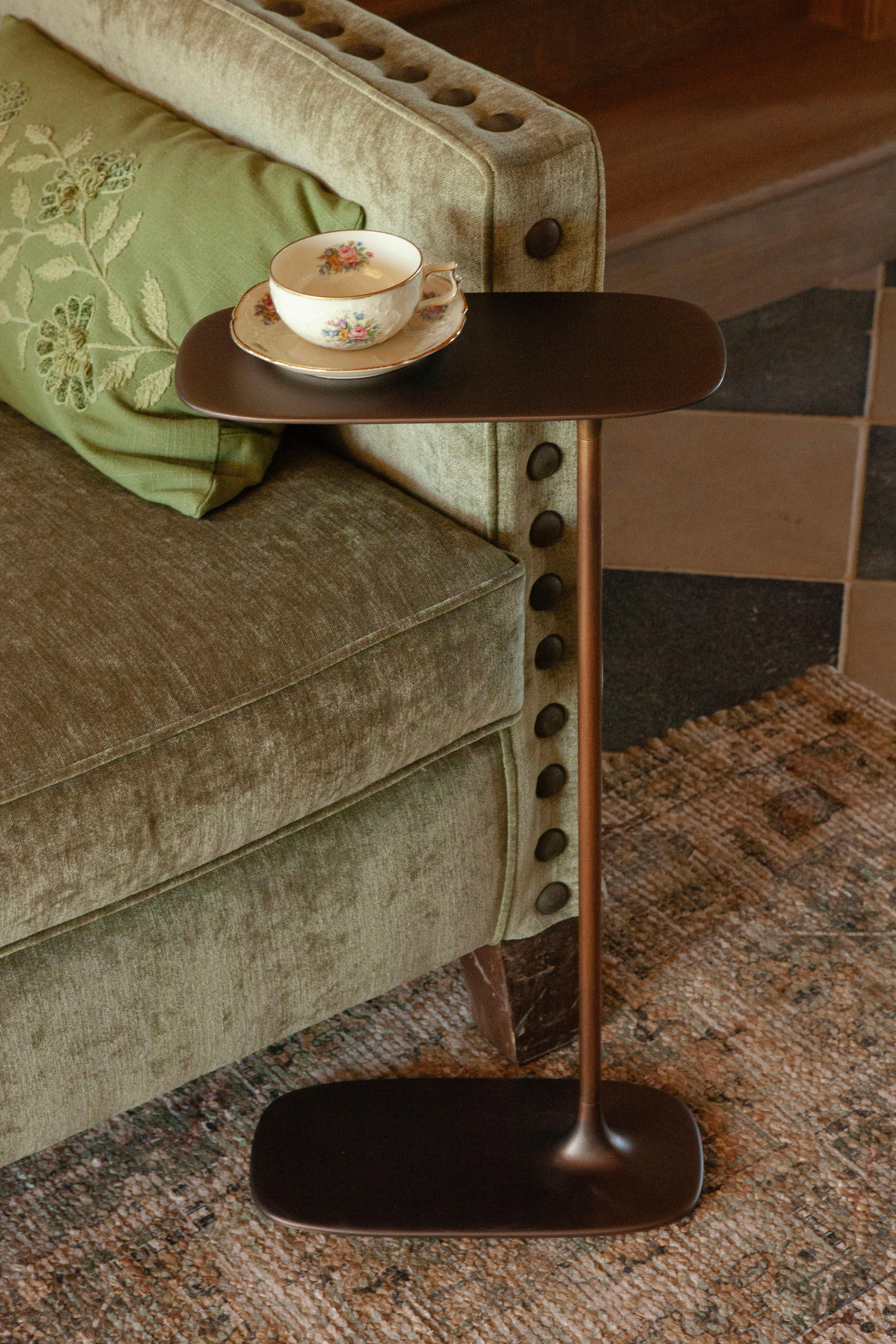 XXIe siècle et contemporain UNISM - Grande table d'appoint en laiton vieilli en vente