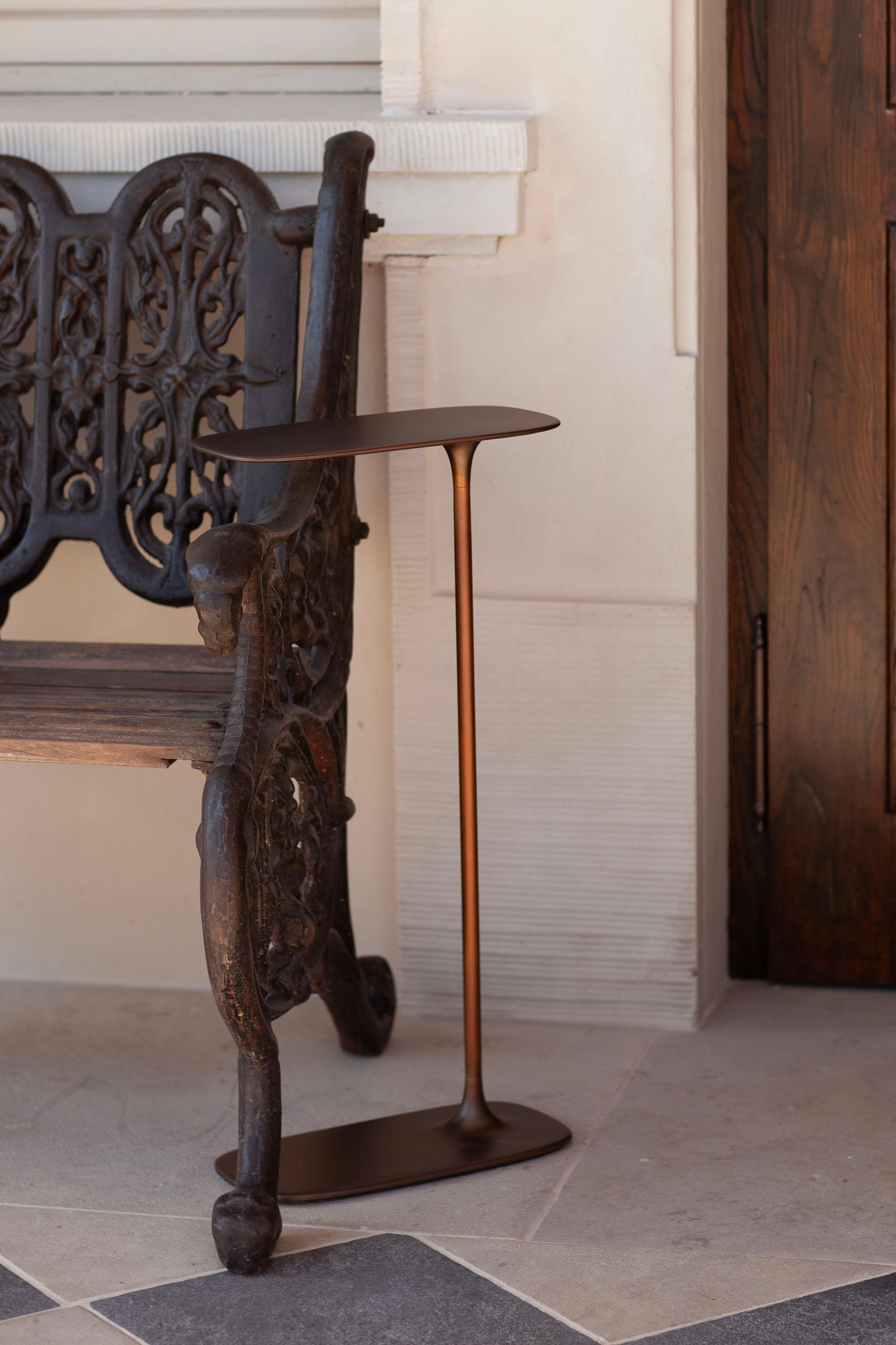 UNISM - Grande table d'appoint en laiton vieilli en vente 2