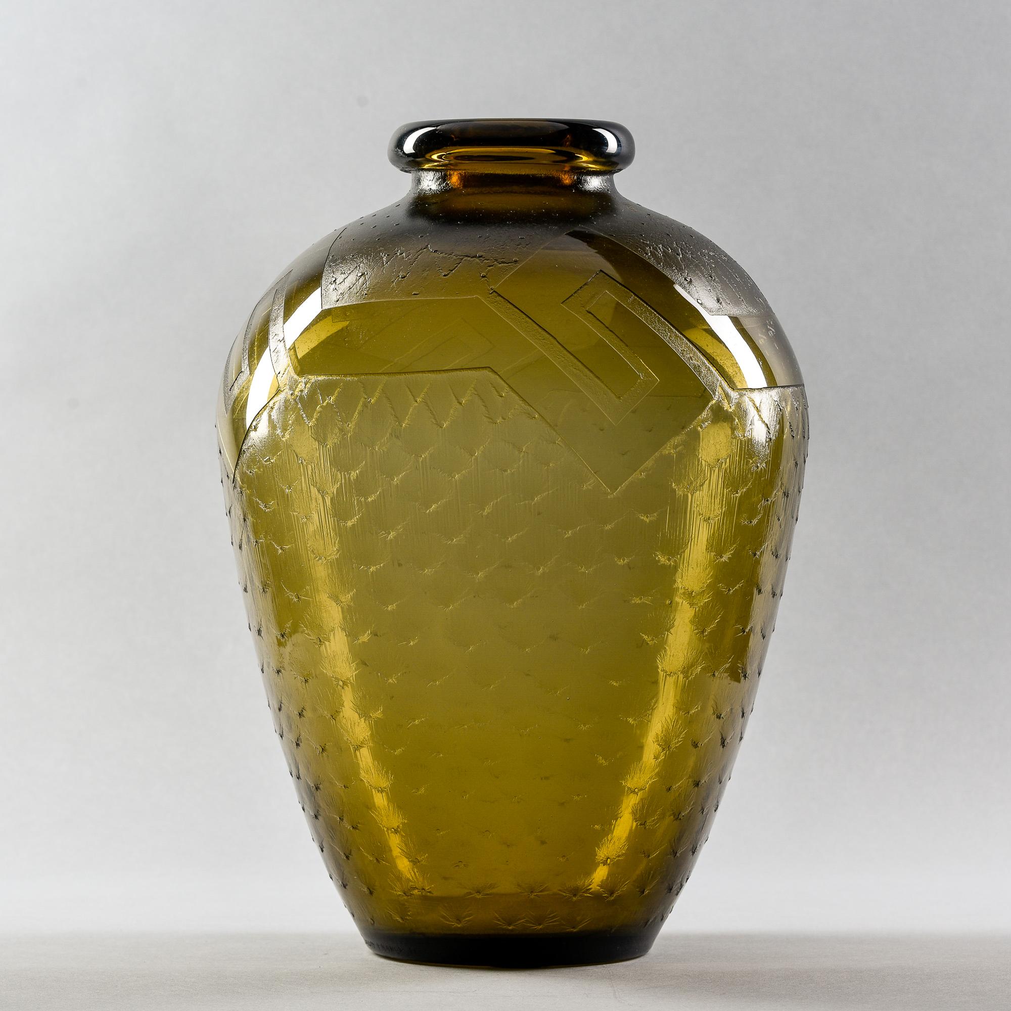 Vase en verre taupe des années 1930, signé Daum, avec motif géométrique gravé à l'acide. Signature gravée sur le bord de la base. Très bon état ancien.
