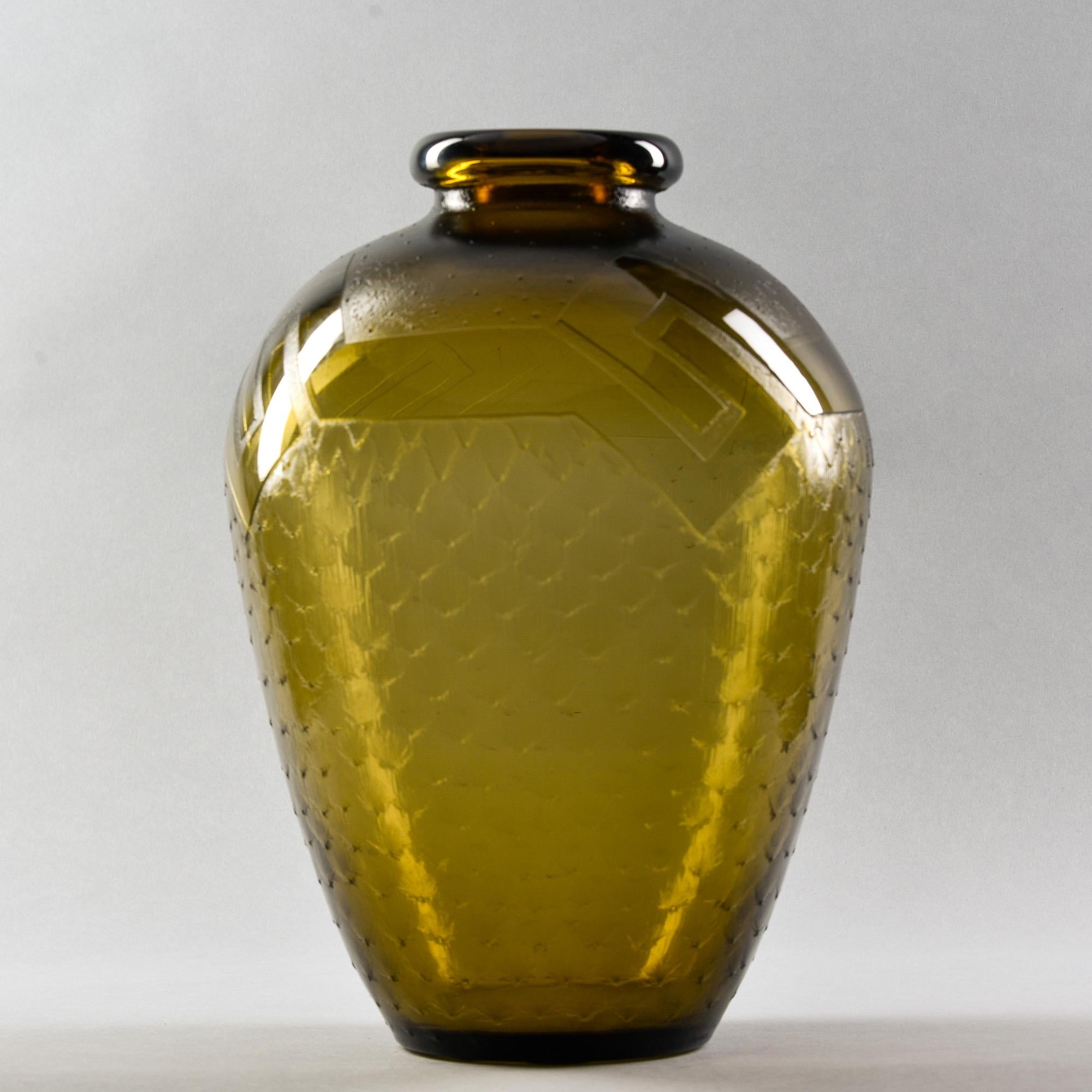 Français Grand vase en verre d'art taupe de l'époque Art Déco signé Daum, gravé à l'acide