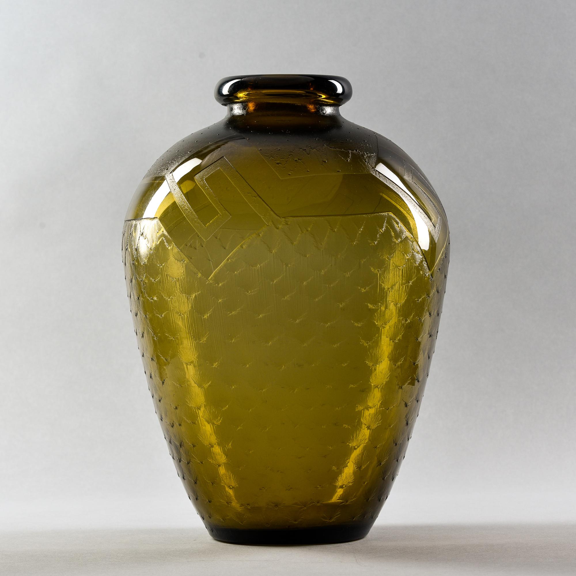 Große signierte Daum-Vase aus säuregeätztem Taupe-Kunstglas, Art déco-Ära (20. Jahrhundert)