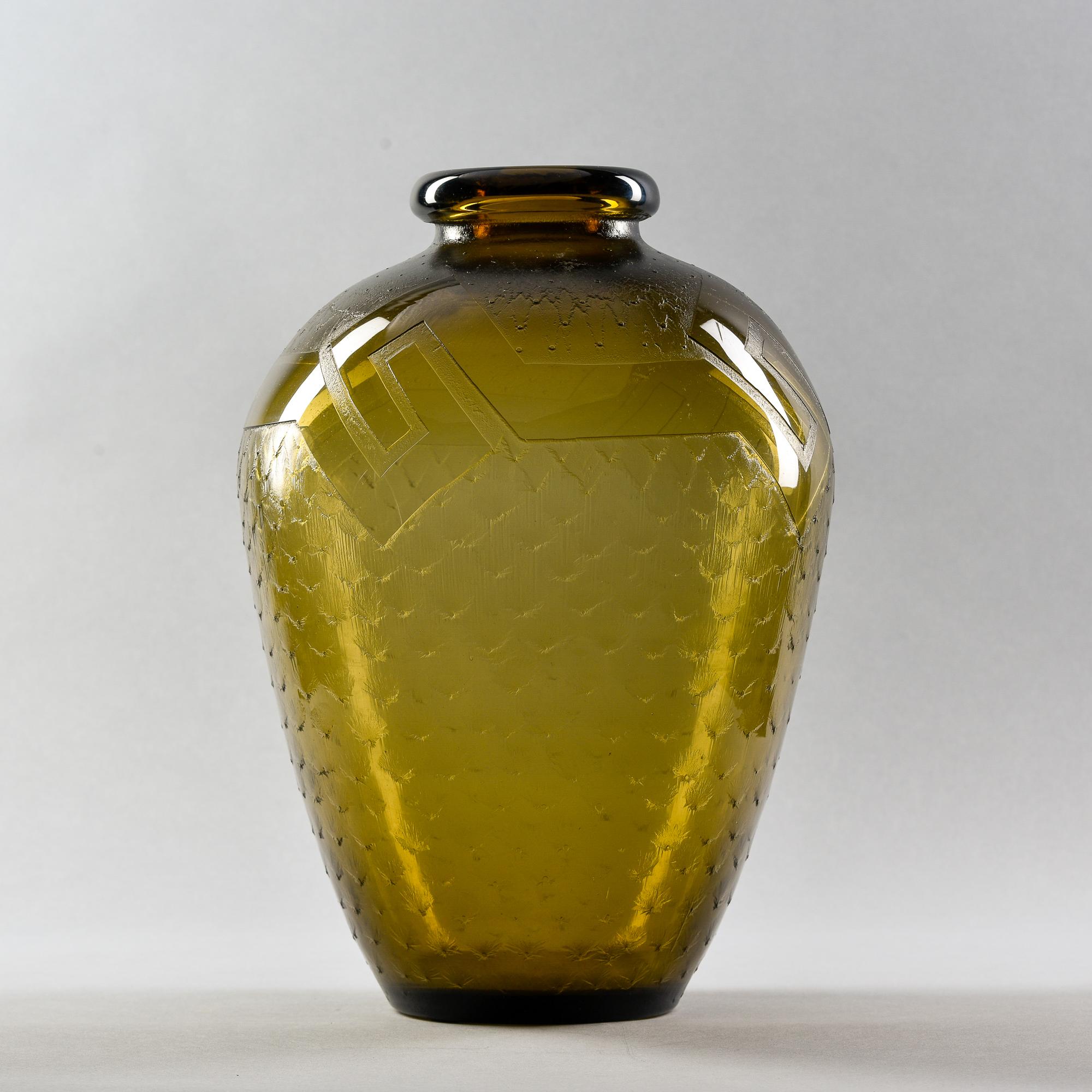 Große signierte Daum-Vase aus säuregeätztem Taupe-Kunstglas, Art déco-Ära (Glaskunst)
