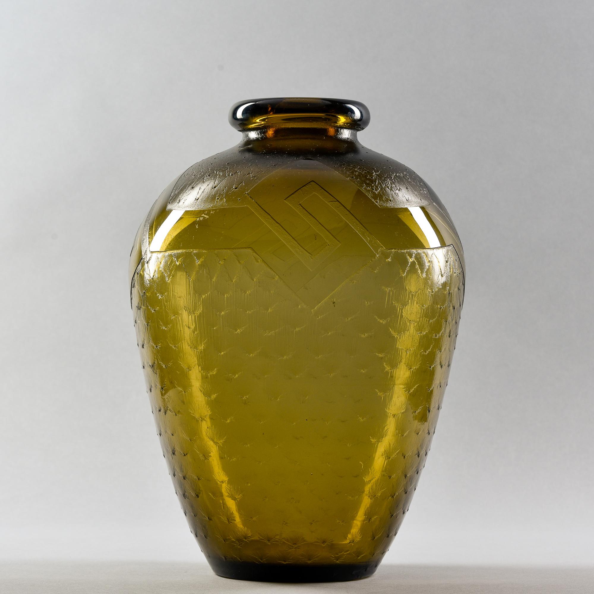 Verre d'art Grand vase en verre d'art taupe de l'époque Art Déco signé Daum, gravé à l'acide