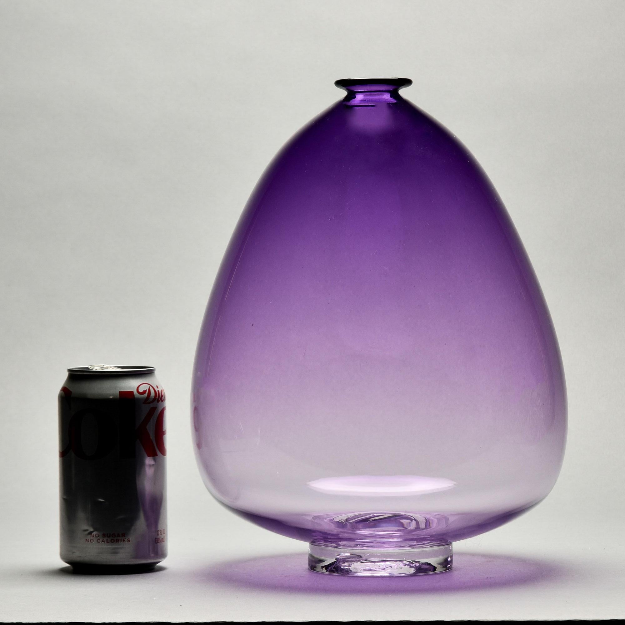 Nuovo e trovato negli Stati Uniti, questo vaso in vetro artistico soffiato a bocca ha una forma insolita e un colore ametista sfumato. Il vaso è alto 12 pollici e presenta un corpo ampio che si restringe a un piccolo collo con colori più saturi