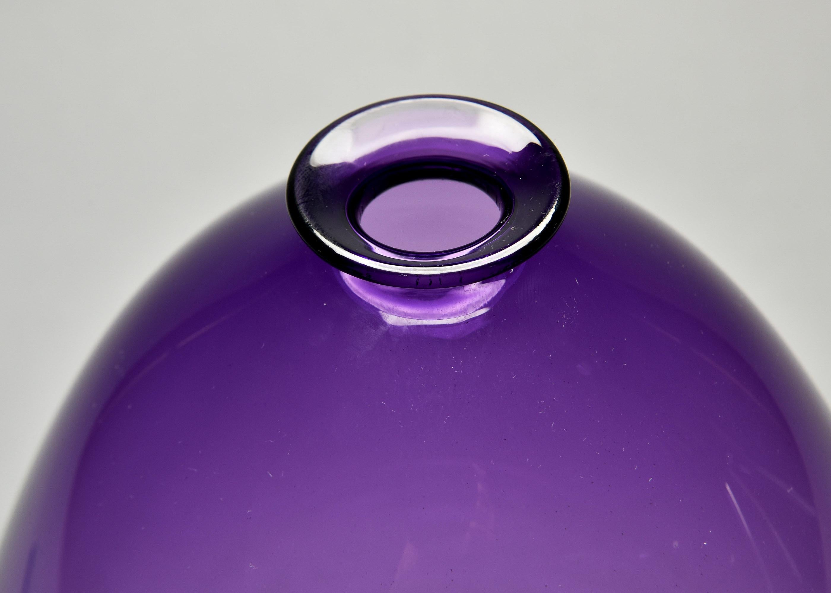 Vaso alto in vetro artistico ametista soffiato a bocca e firmato In condizioni Nuovo in vendita a Troy, MI