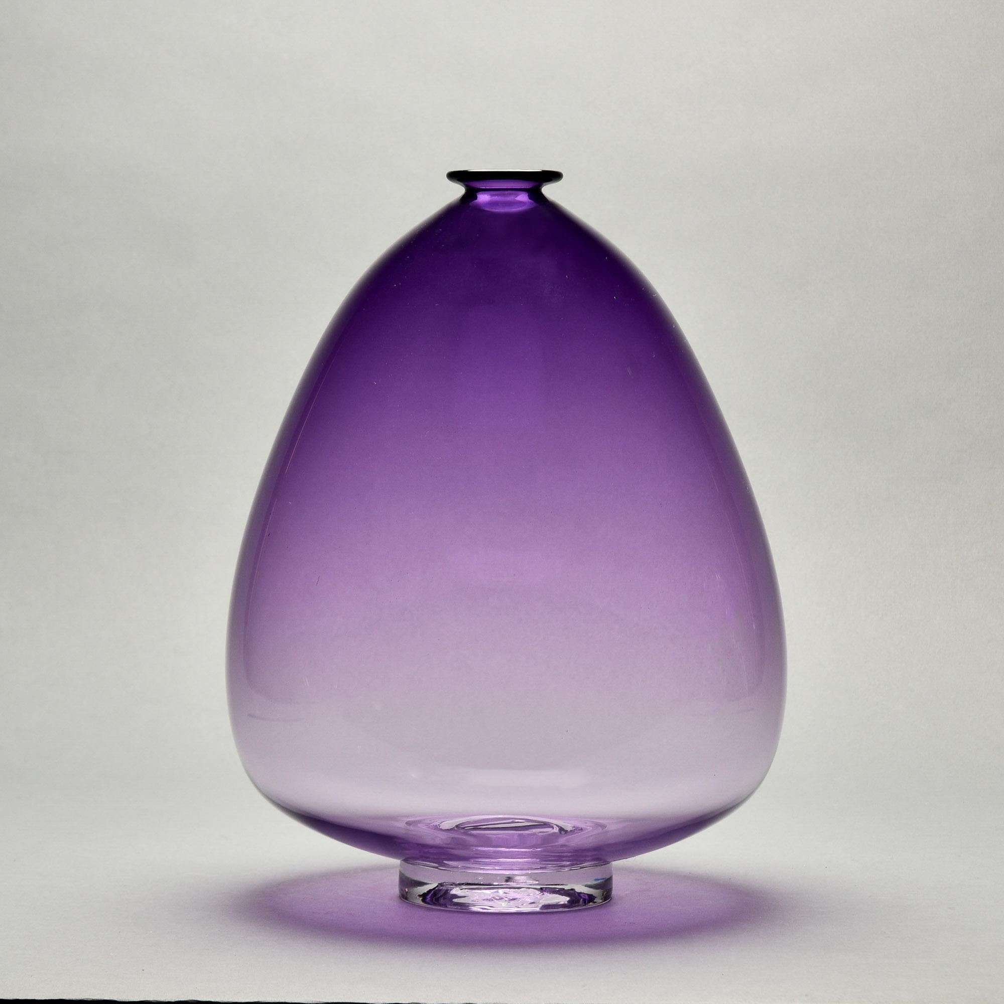 XXI secolo e contemporaneo Vaso alto in vetro artistico ametista soffiato a bocca e firmato in vendita