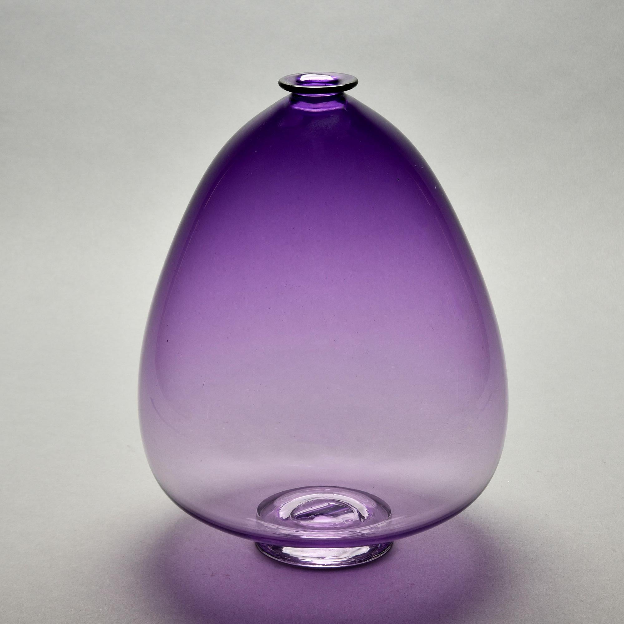 Vetro artistico Vaso alto in vetro artistico ametista soffiato a bocca e firmato in vendita