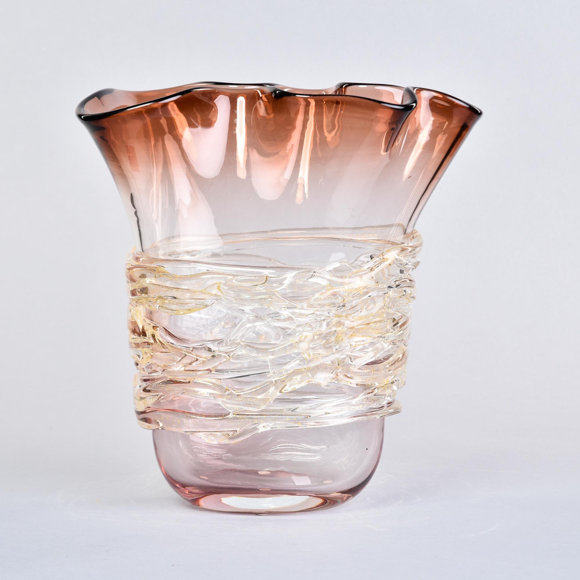 Vers les années 1990, ce très grand vase en verre de Murano, d'un ton subtil d'ombre bordeaux, mesure 11,5 pouces de large et 12 pouces de haut. Le bord ondulé et la large bande de cordons appliqués avec des inclusions d'or ajoutent une touche