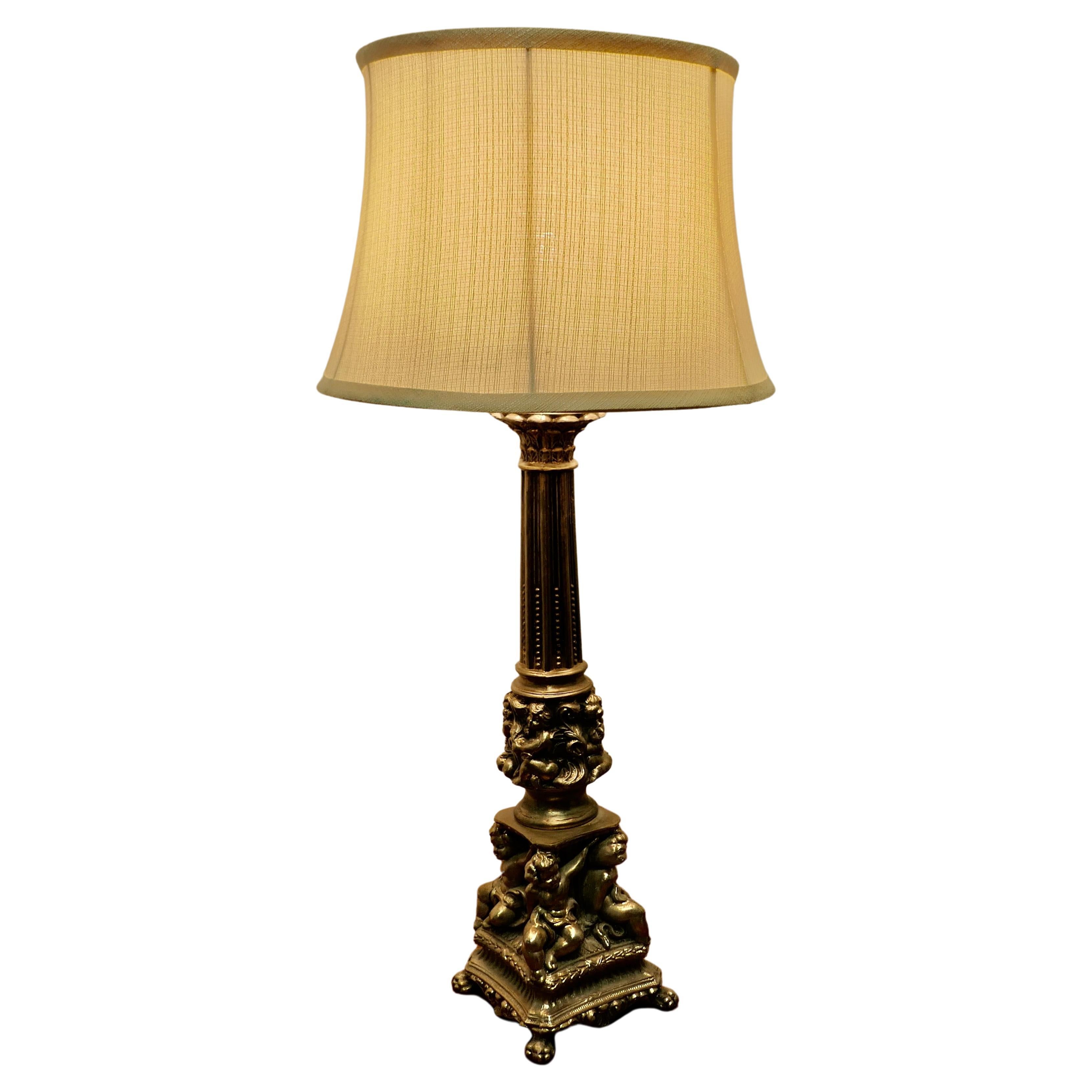 Grande lampe de bureau en métal doré argenté avec putti   