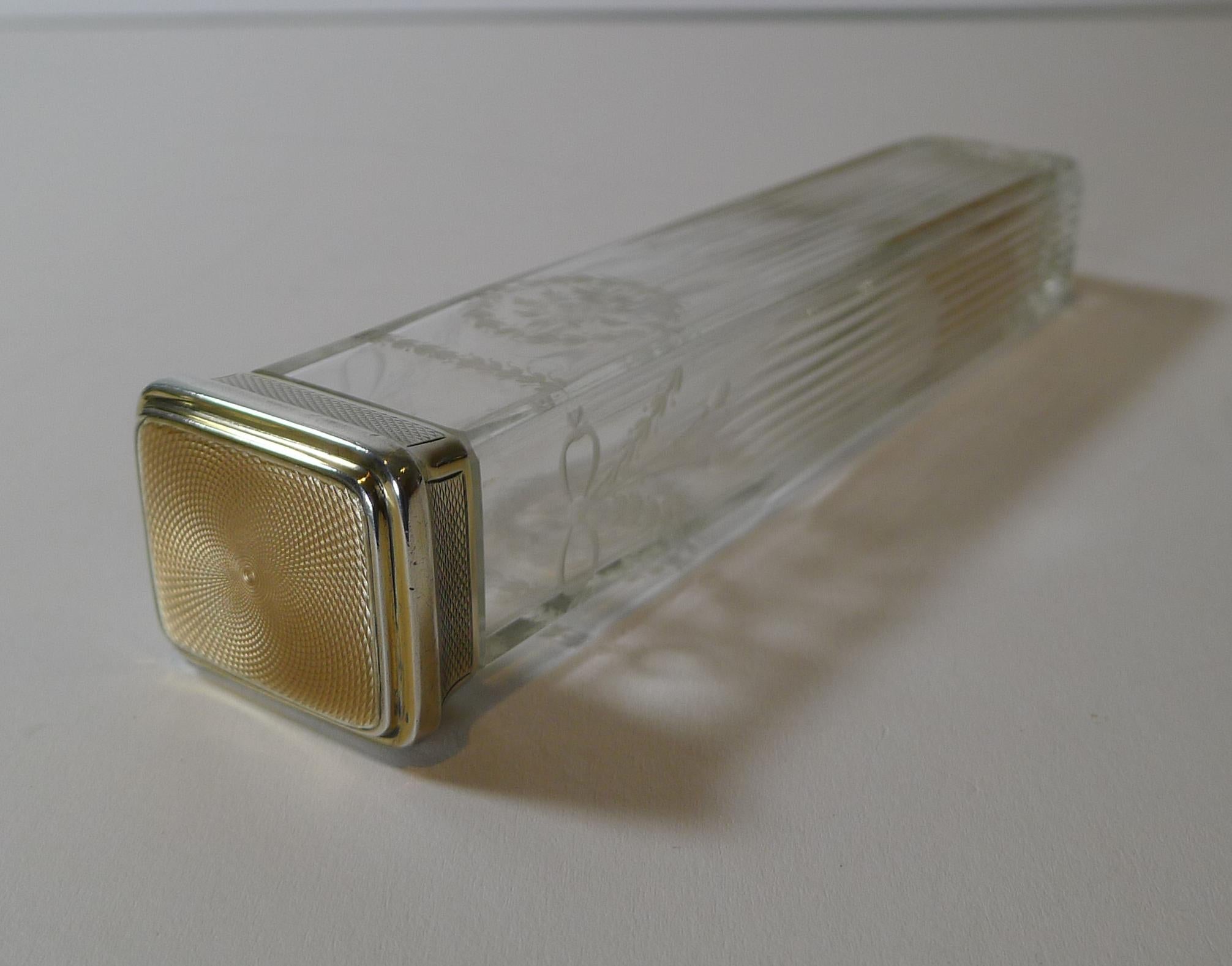 Britannico Vaso alto con coperchio in argento e smalto Guilloche di Goldsmith's and Silversmith's Co. in vendita
