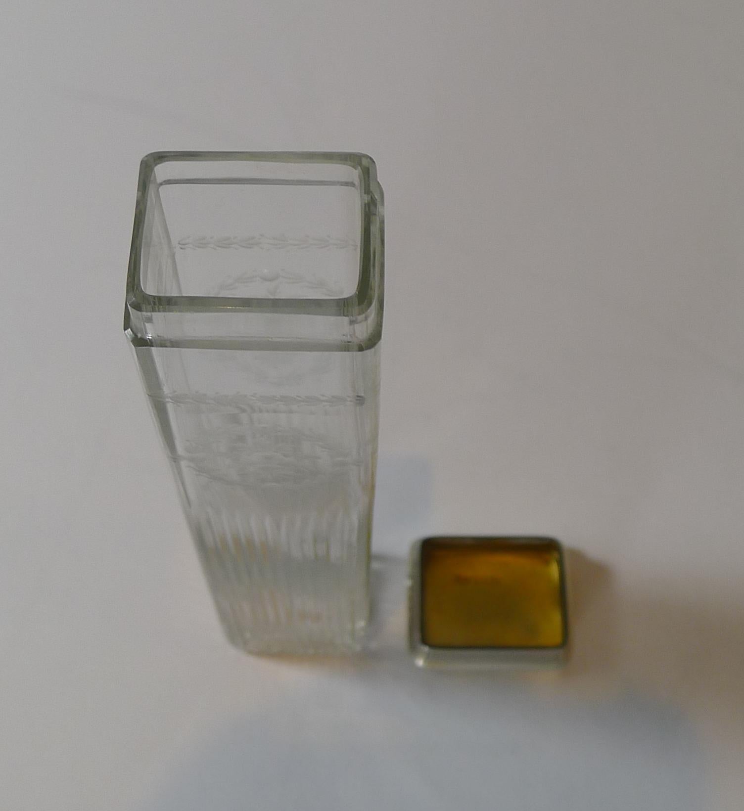Argento 925 Vaso alto con coperchio in argento e smalto Guilloche di Goldsmith's and Silversmith's Co. in vendita