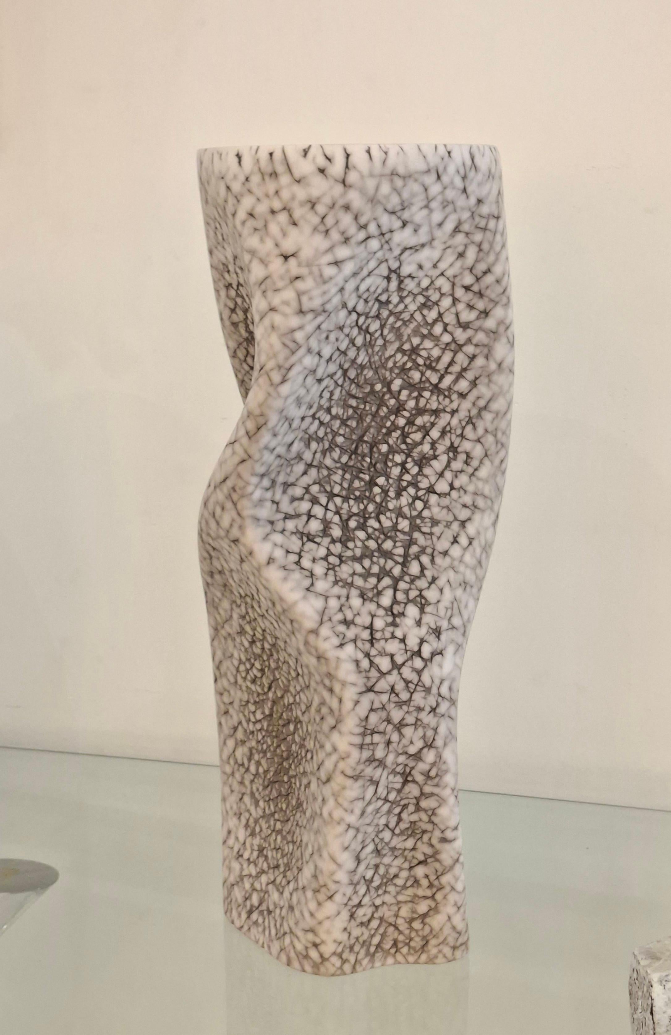 Vaso alto e sinuoso in ceramica di Gilles Caffier, edizione limitata 2016 n°13/40 in vendita 4