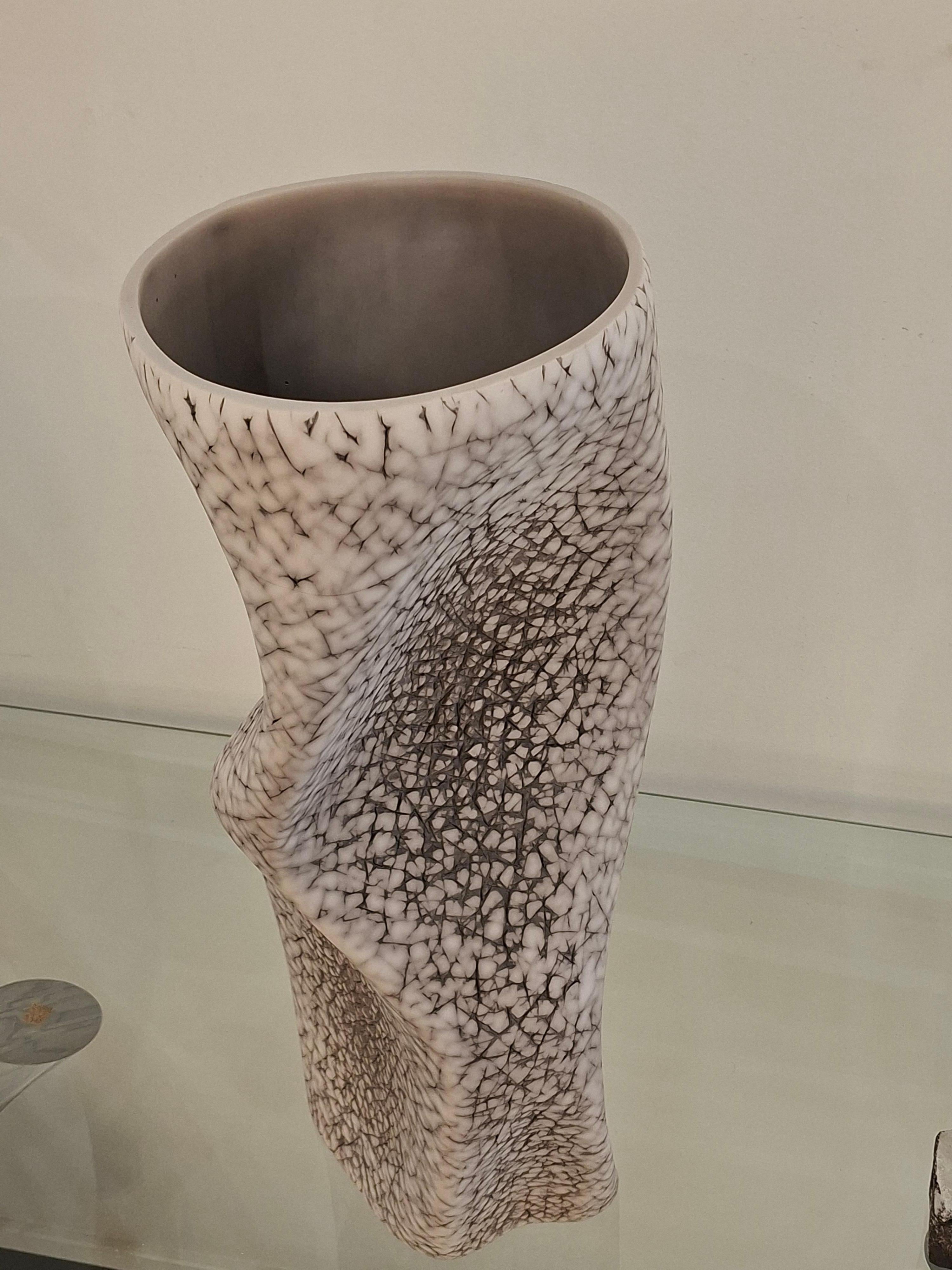 Vaso alto e sinuoso in ceramica di Gilles Caffier, edizione limitata 2016 n°13/40 in vendita 5