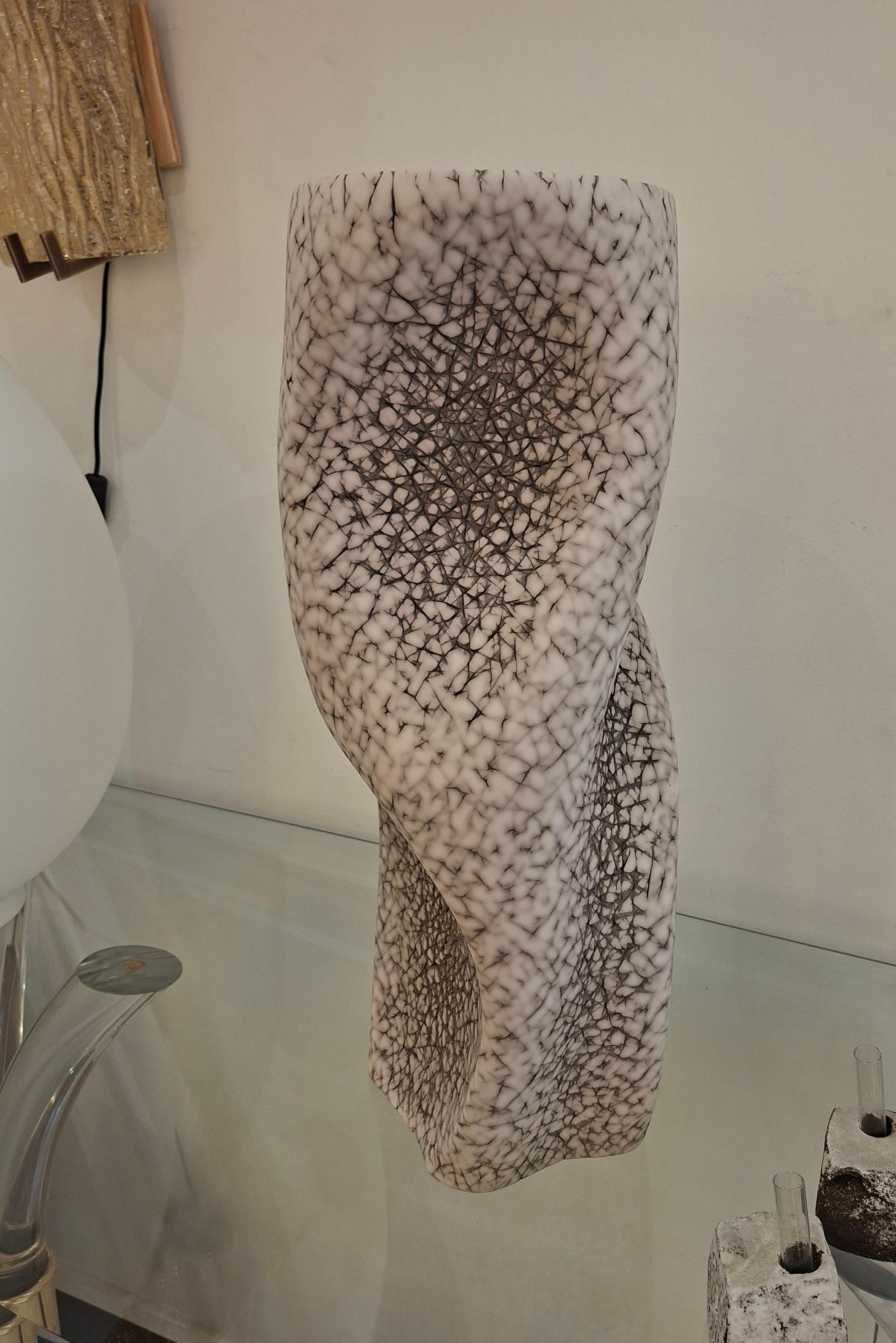 Francese Vaso alto e sinuoso in ceramica di Gilles Caffier, edizione limitata 2016 n°13/40 in vendita