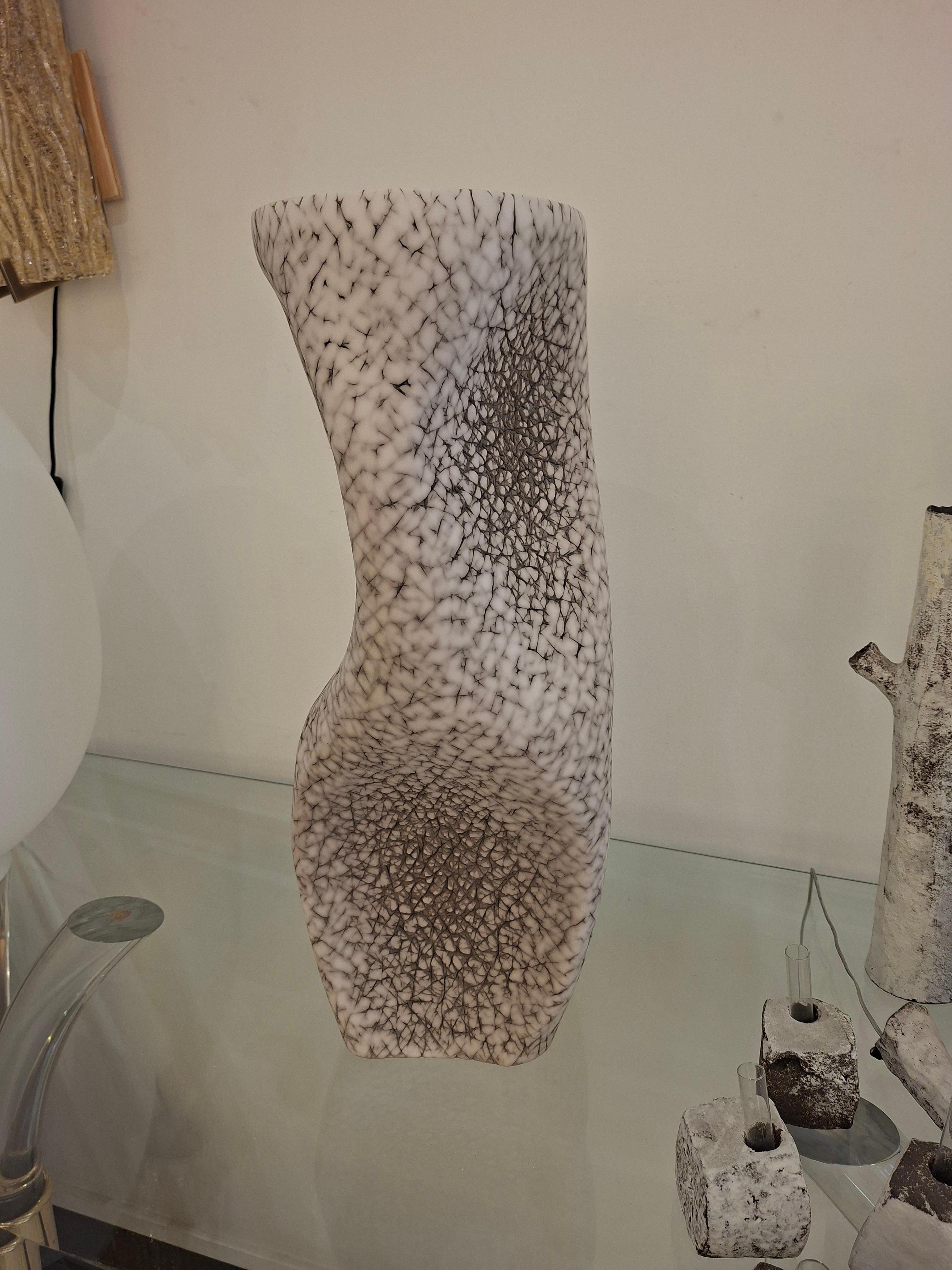 Vaso alto e sinuoso in ceramica di Gilles Caffier, edizione limitata 2016 n°13/40 In condizioni ottime in vendita a Saint-Ouen, FR