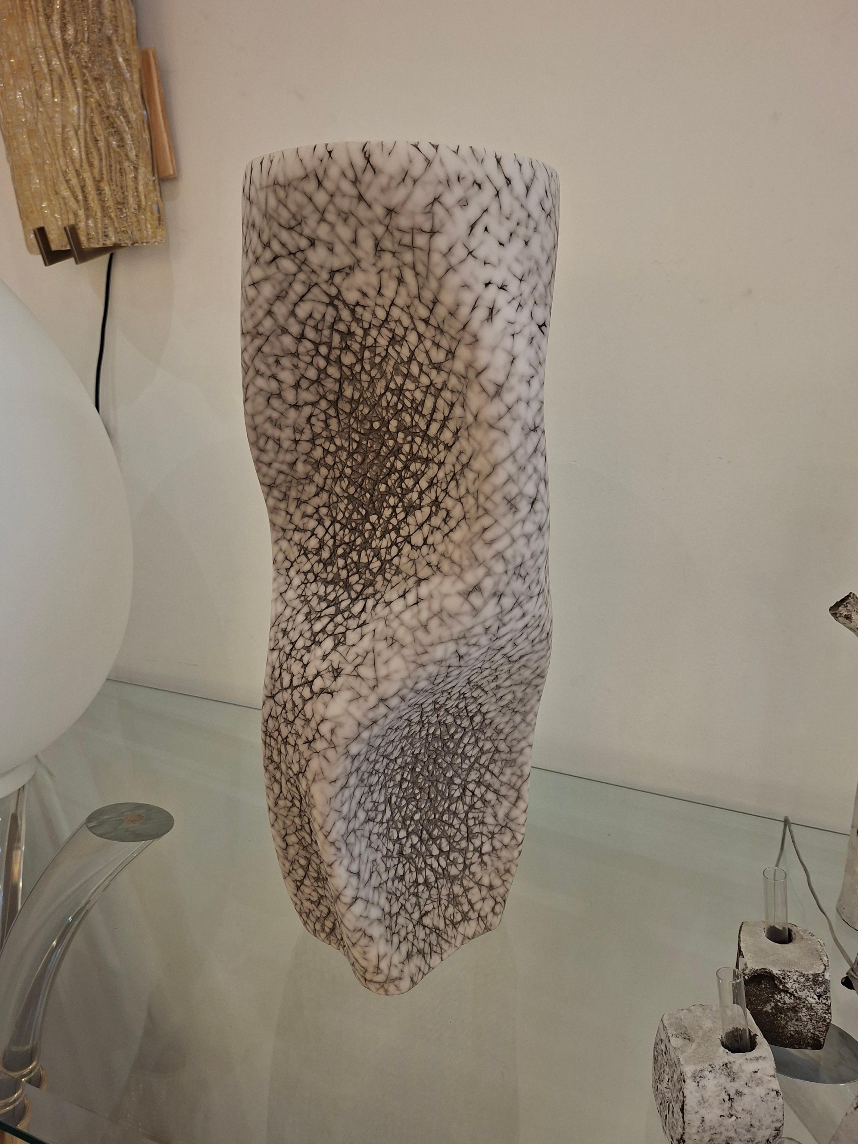 XXI secolo e contemporaneo Vaso alto e sinuoso in ceramica di Gilles Caffier, edizione limitata 2016 n°13/40 in vendita
