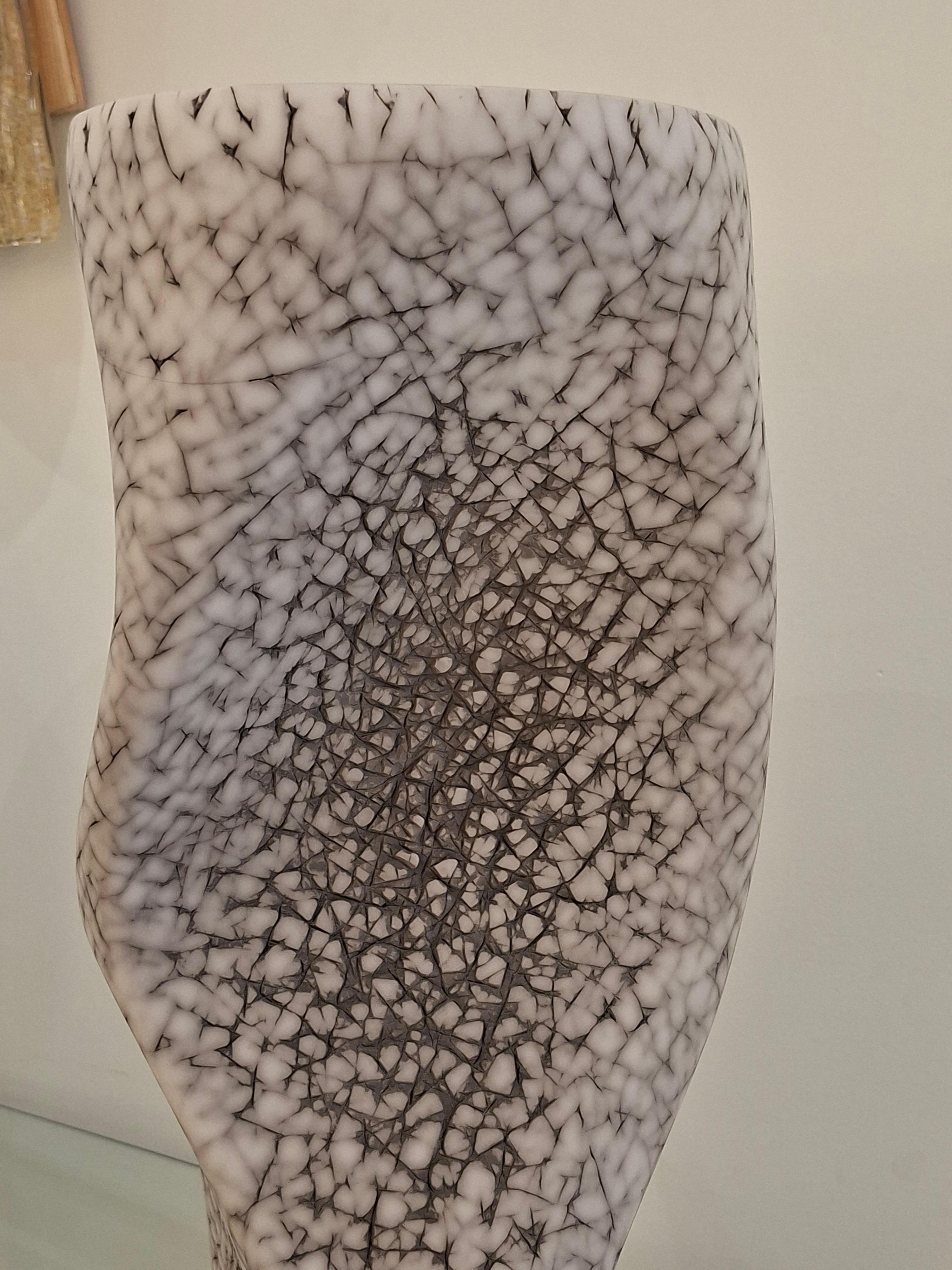 Ceramica Vaso alto e sinuoso in ceramica di Gilles Caffier, edizione limitata 2016 n°13/40 in vendita