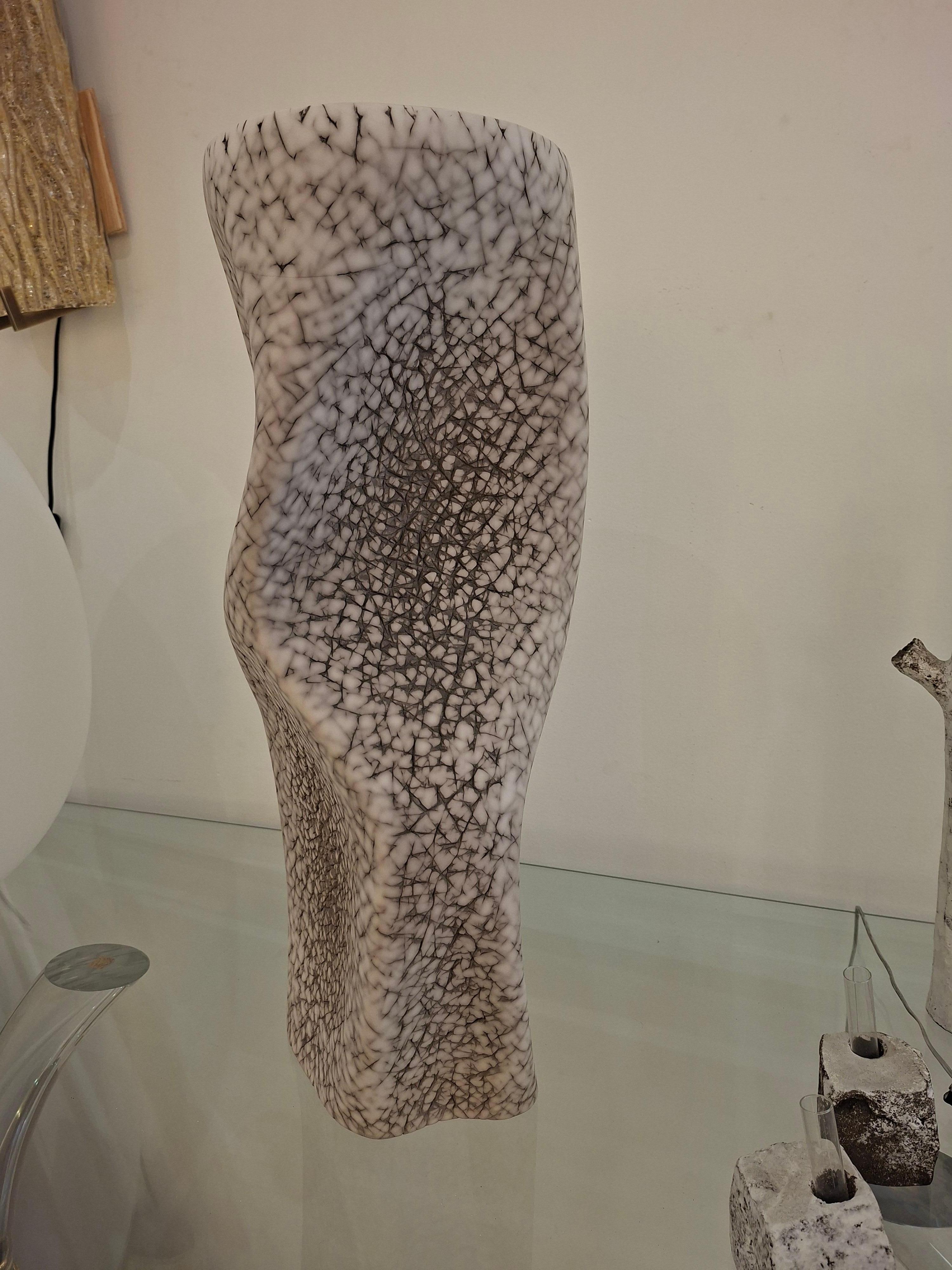 Vaso alto e sinuoso in ceramica di Gilles Caffier, edizione limitata 2016 n°13/40 in vendita 1
