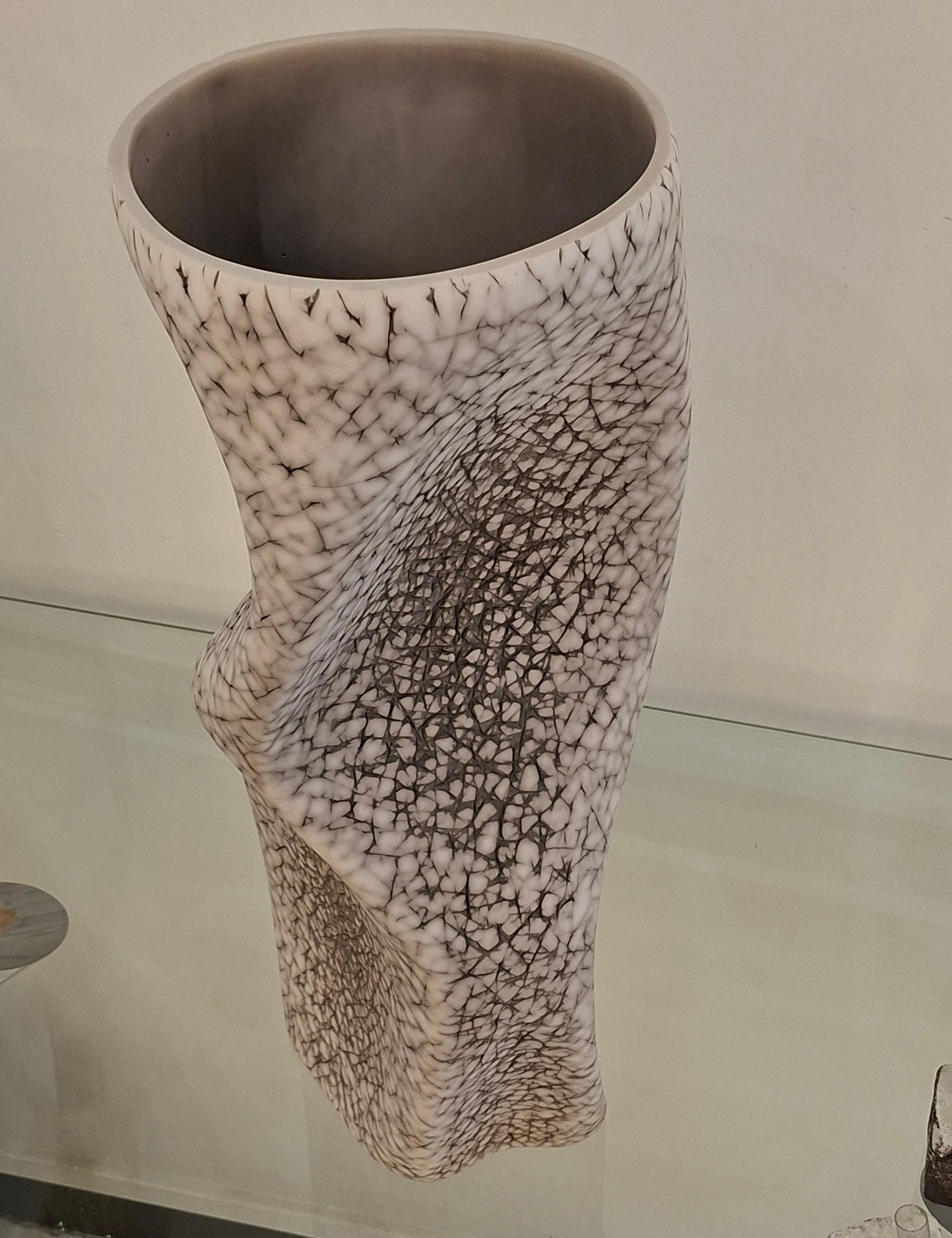 Vaso alto e sinuoso in ceramica di Gilles Caffier, edizione limitata 2016 n°13/40 in vendita 2
