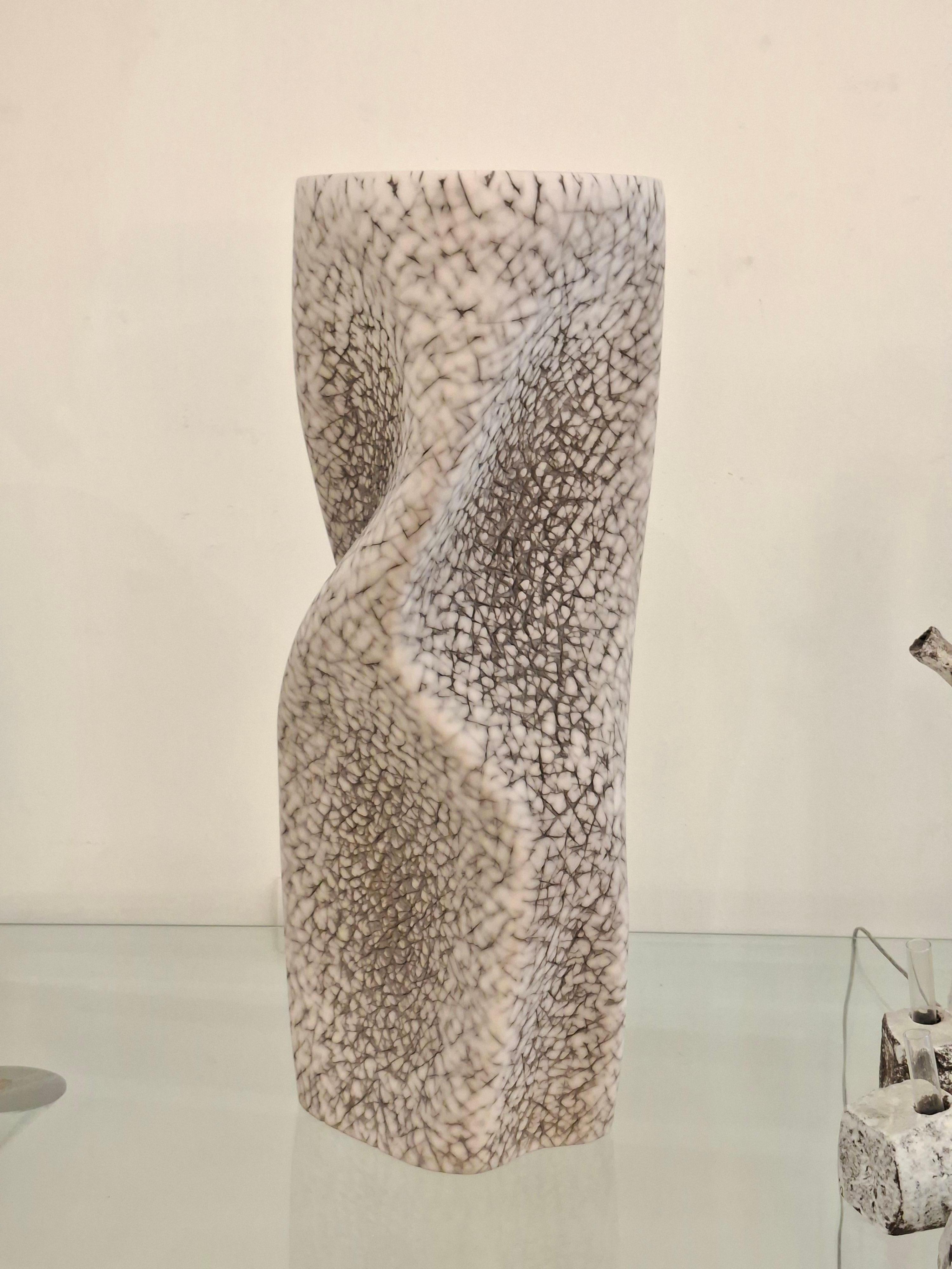 Vaso alto e sinuoso in ceramica di Gilles Caffier, edizione limitata 2016 n°13/40 in vendita 3
