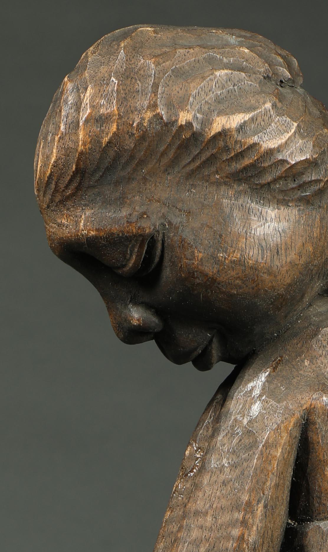 Figura alta y esbelta de madera sentada, Islas del Caribe Mediados del siglo XX Polinesia Polinesio en venta