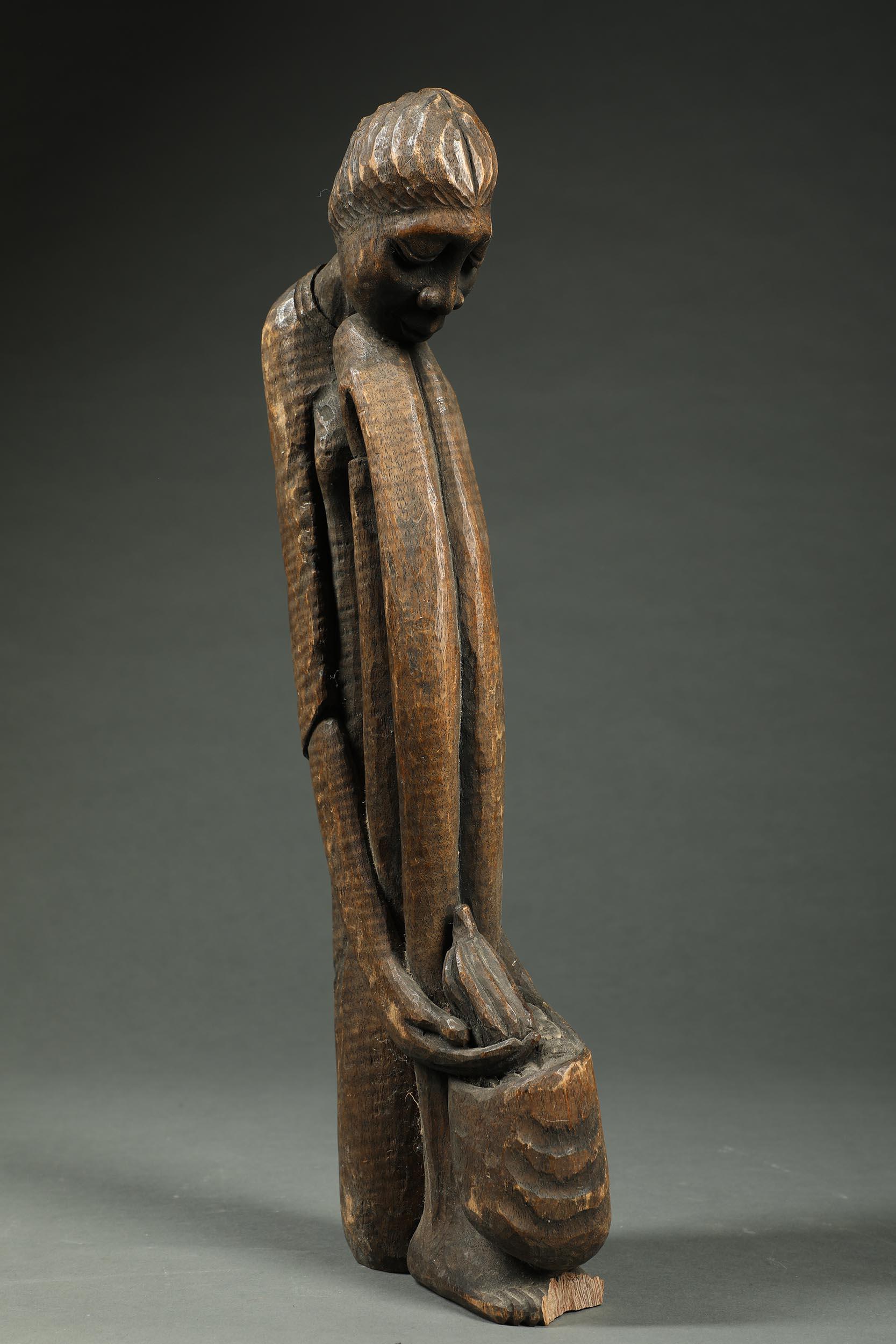 Figura alta y esbelta de madera sentada, Islas del Caribe Mediados del siglo XX Polinesia Tallado a mano en venta