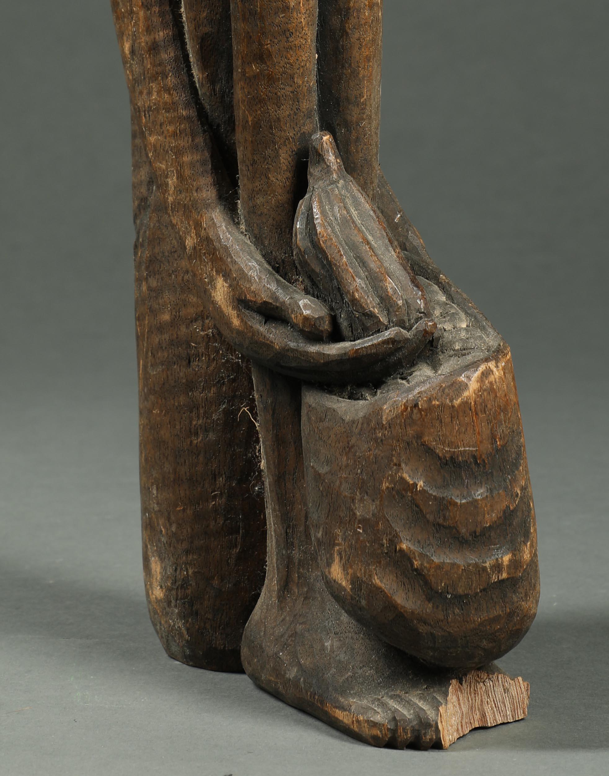 Figura alta y esbelta de madera sentada, Islas del Caribe Mediados del siglo XX Polinesia en Desgastado estado para la venta en Point Richmond, CA