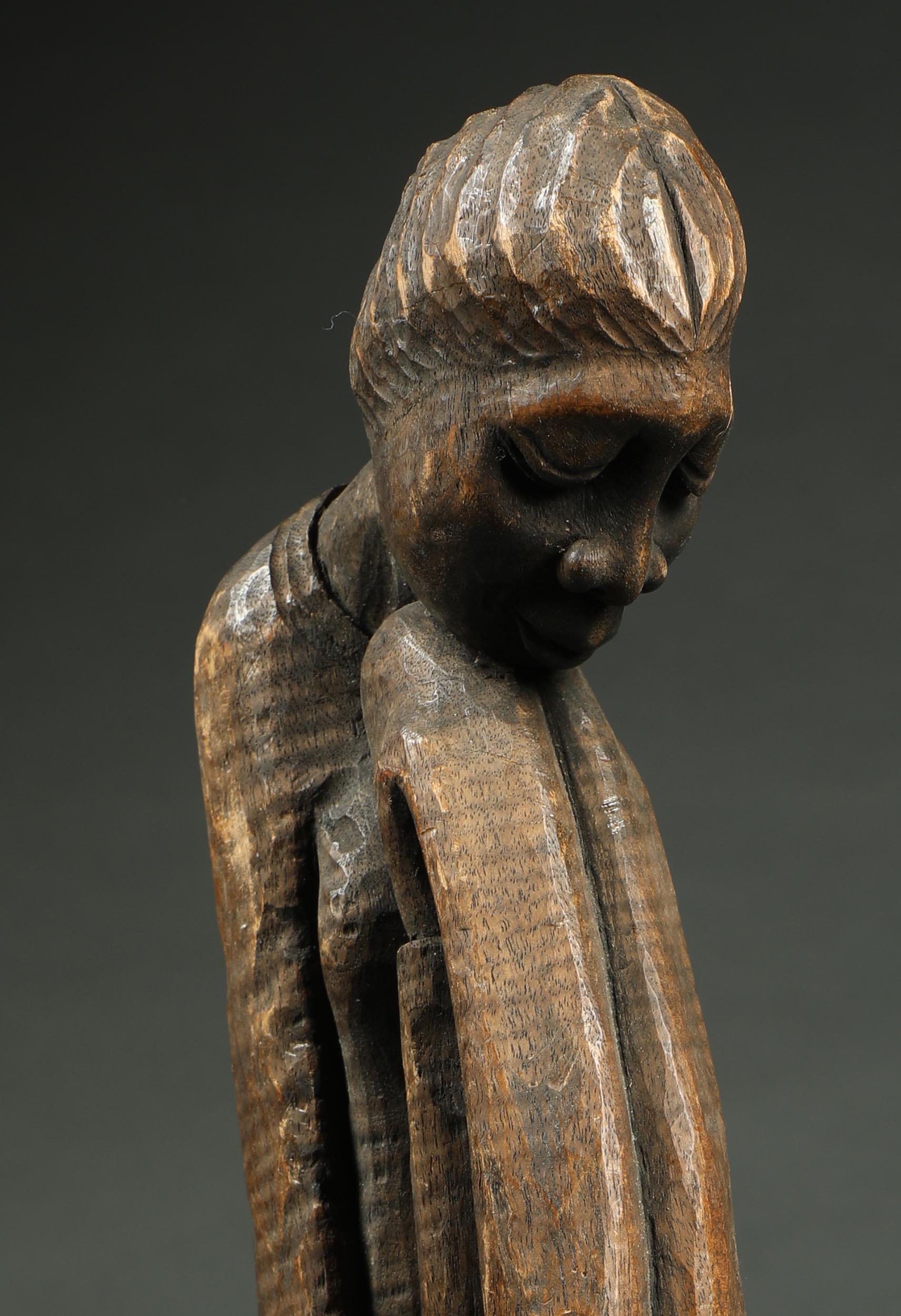 Figura alta y esbelta de madera sentada, Islas del Caribe Mediados del siglo XX Polinesia Madera en venta