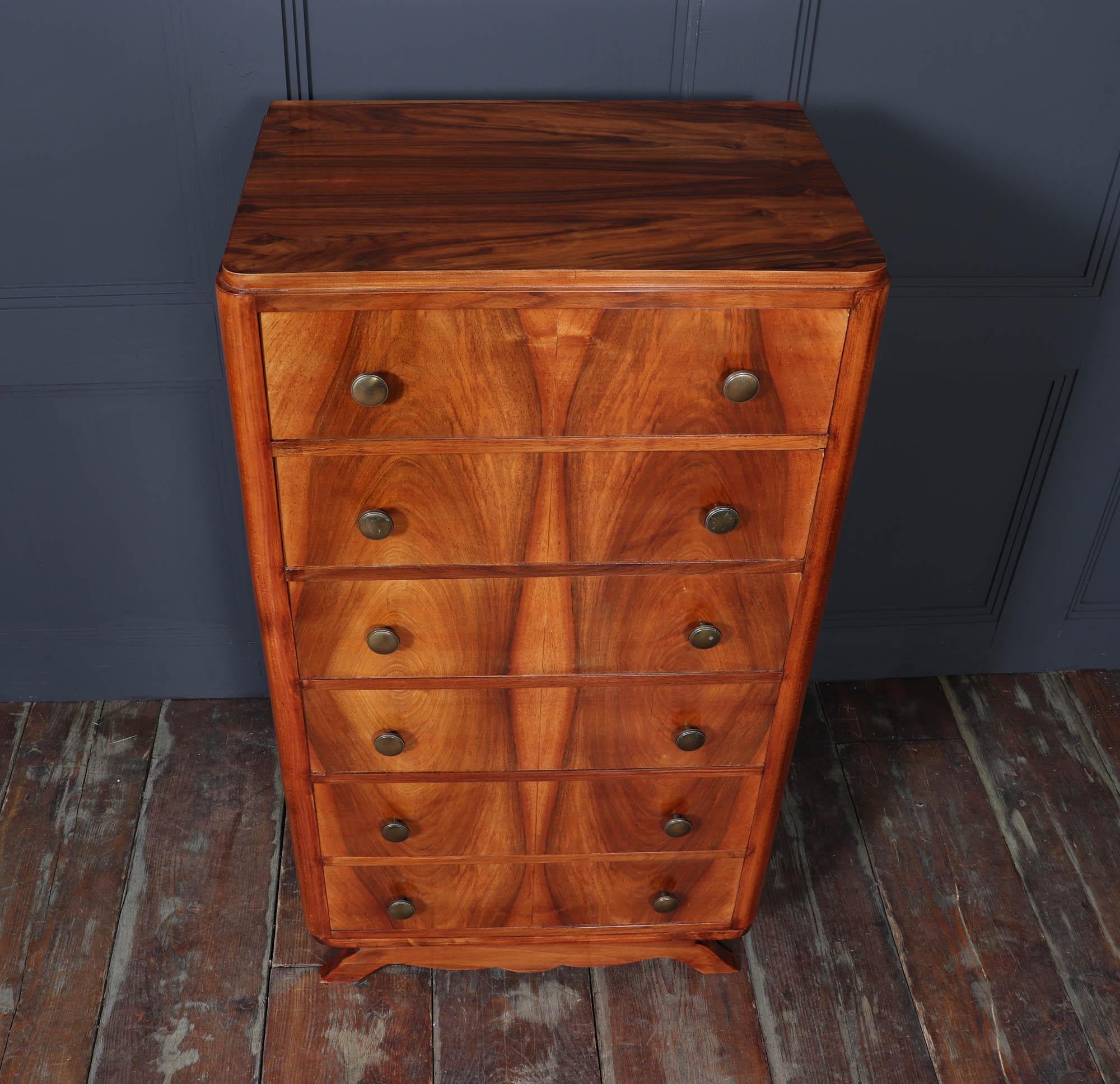 Commode Art Déco
Une superbe commode qui incarne parfaitement l'élégance et le savoir-faire du design français des années 1920. Cette pièce exquise, méticuleusement fabriquée dans un riche noyer, comporte six tiroirs spacieux qui glissent sans