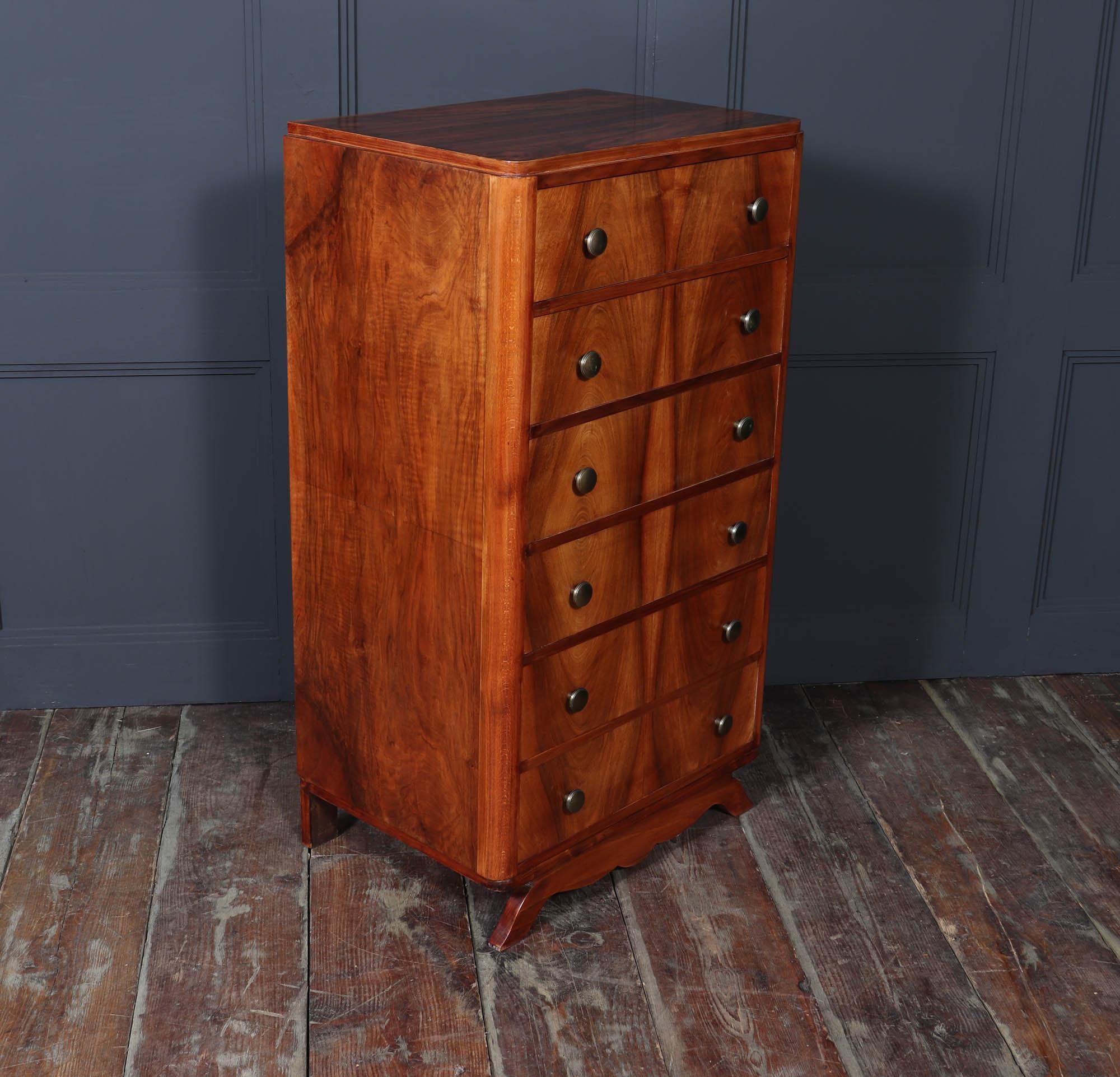 Français Grande commode élancée en noyer Art Déco français en vente