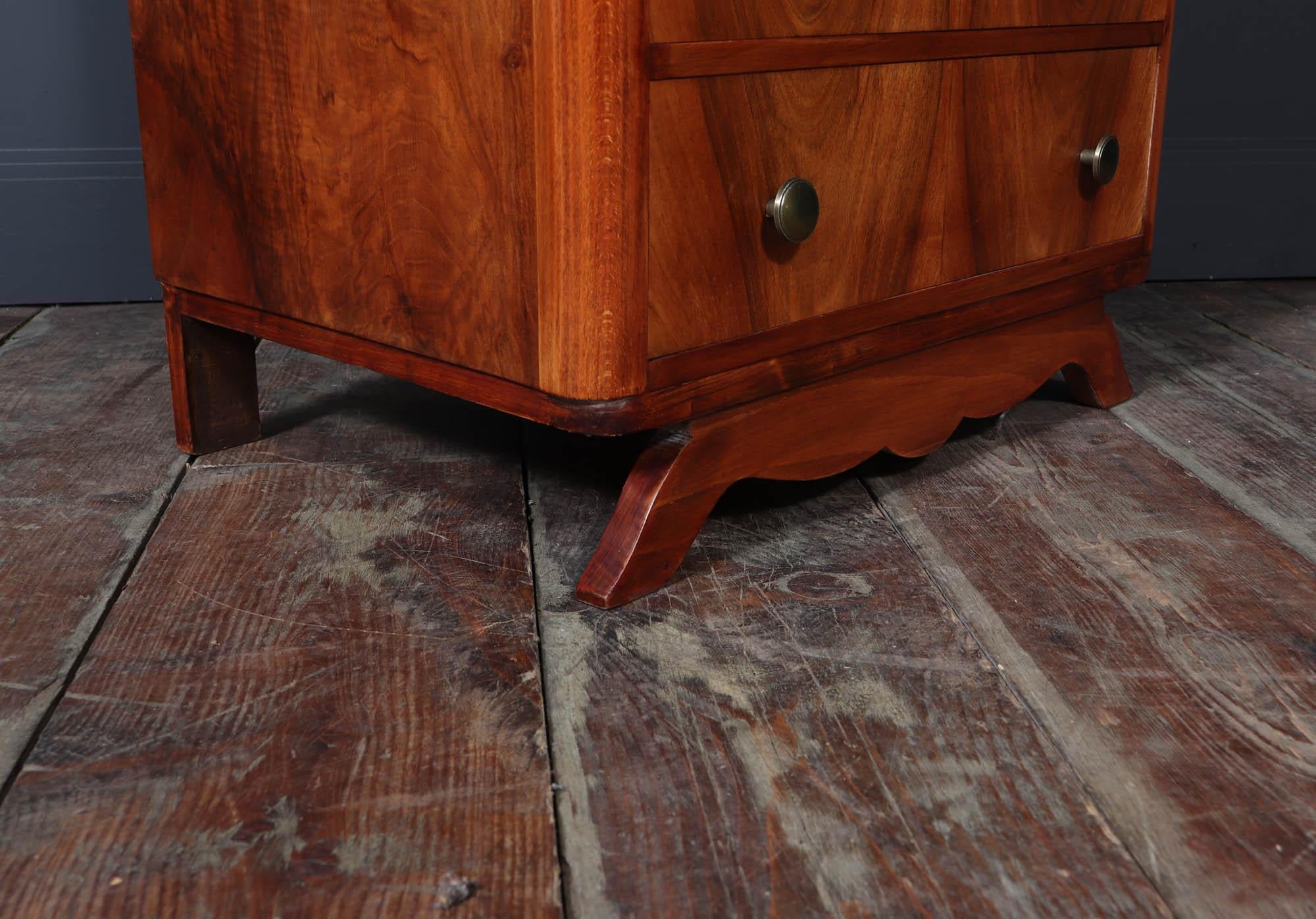 Grande commode élancée en noyer Art Déco français Excellent état - En vente à Paddock Wood Tonbridge, GB