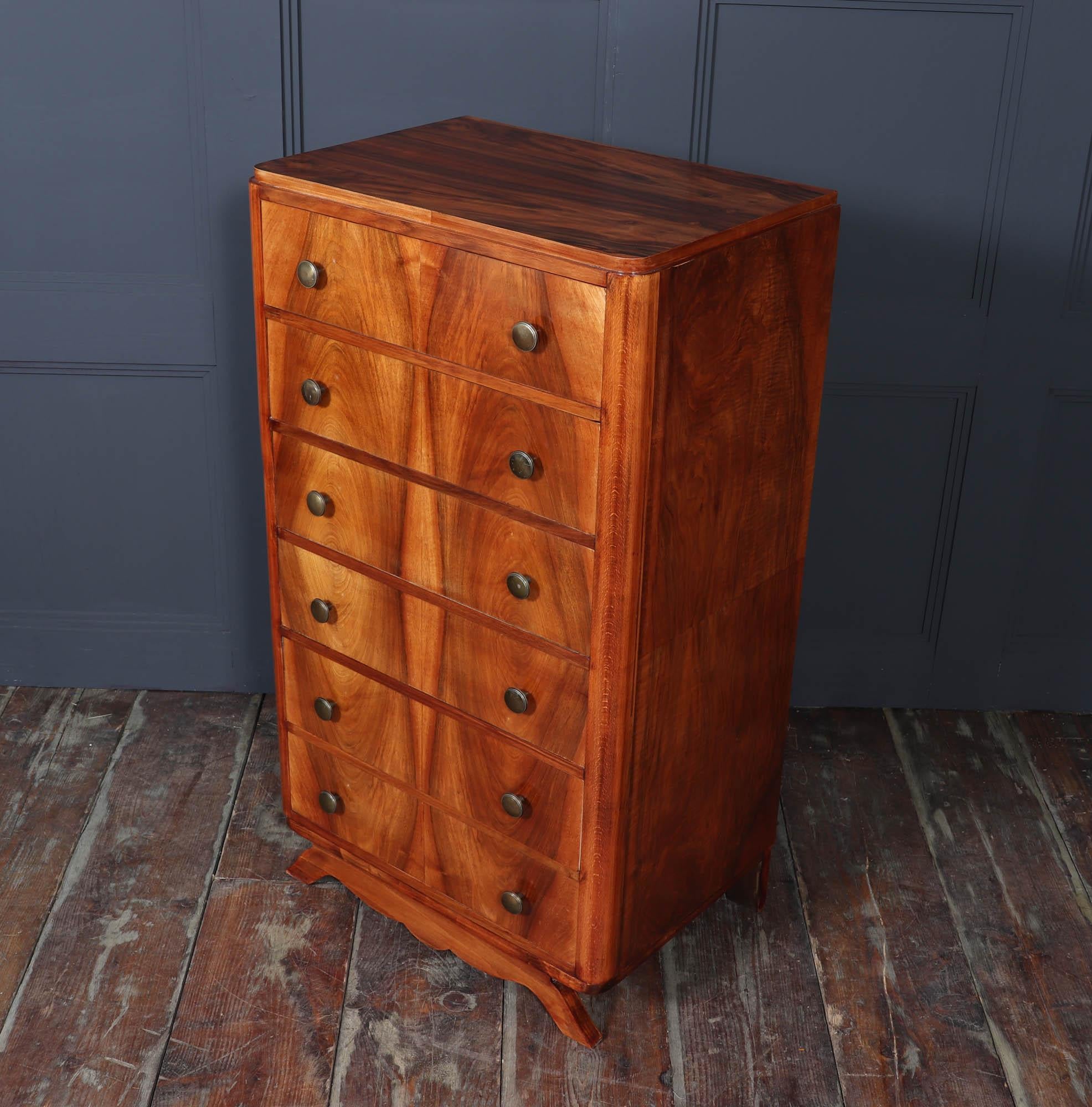 Milieu du XXe siècle Grande commode élancée en noyer Art Déco français en vente