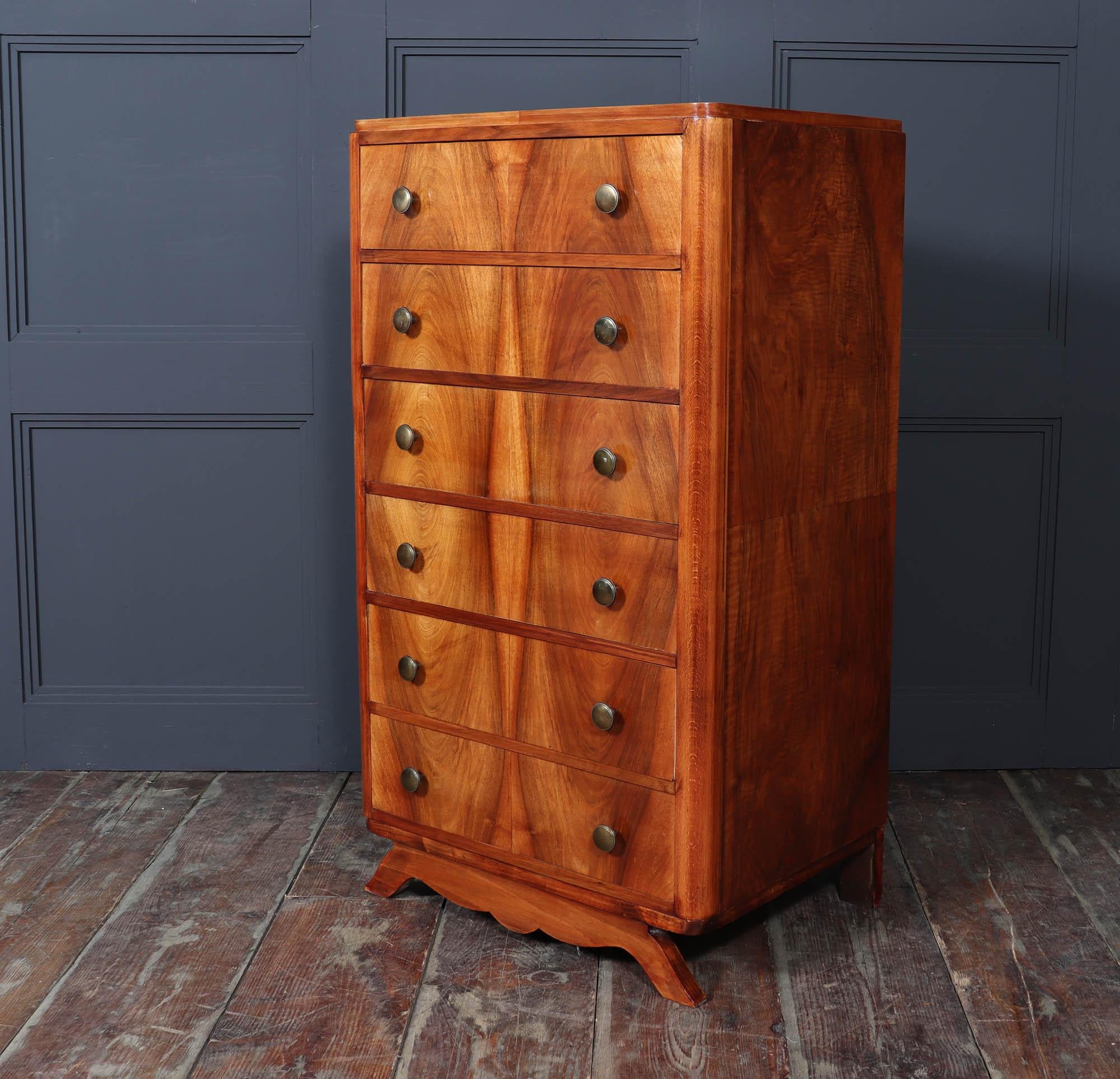 Noyer Grande commode élancée en noyer Art Déco français en vente