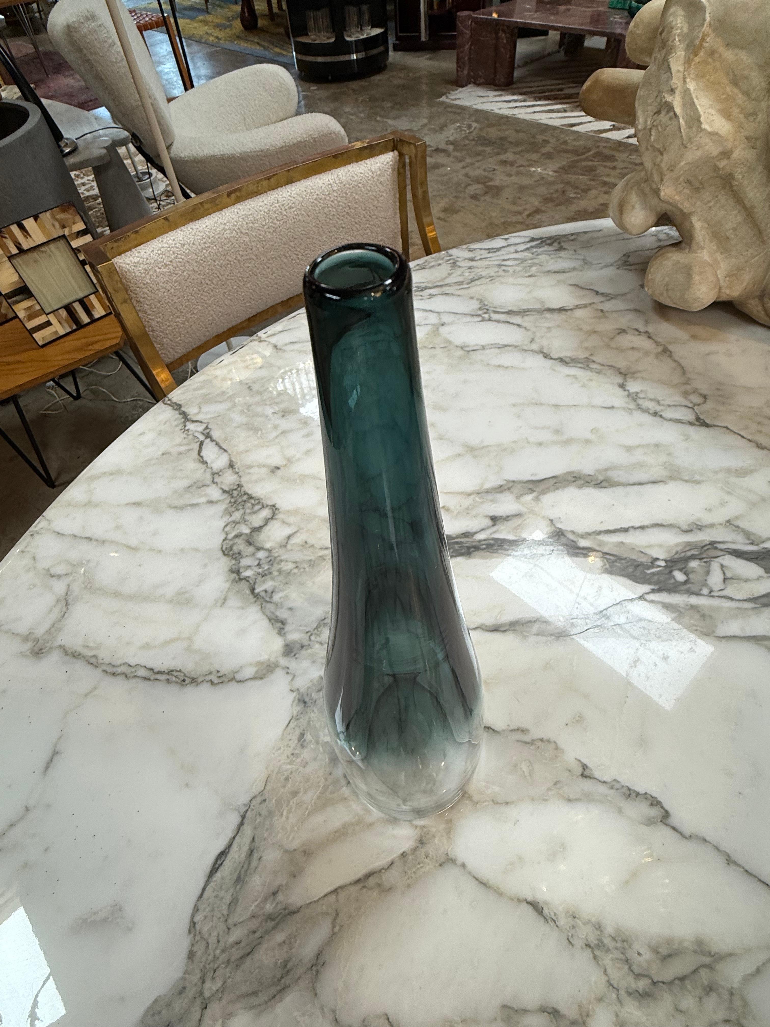 Milieu du XXe siècle Grand vase en verre Murano fumé en vente