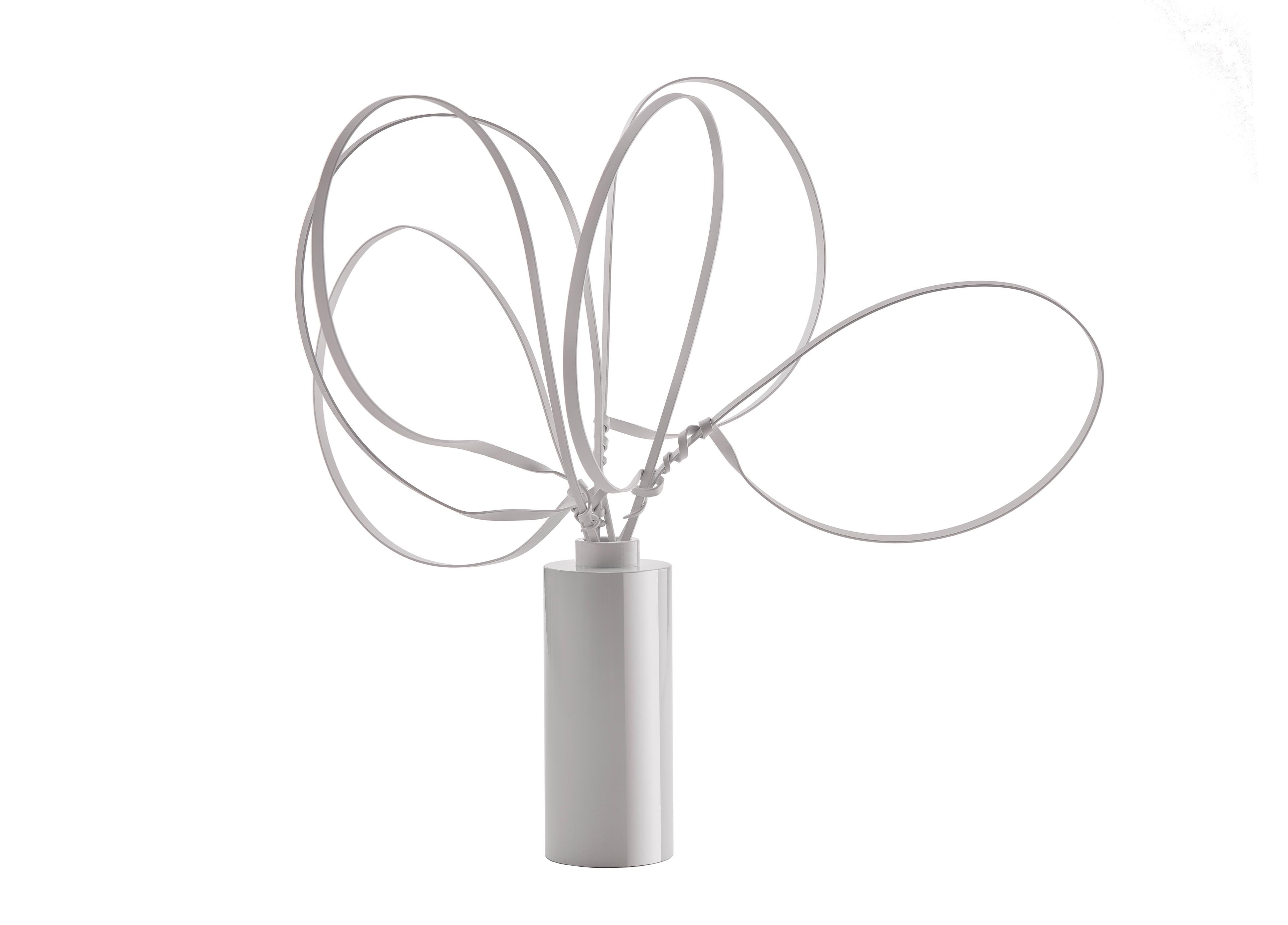 Turbini di neve alti di Art Flower Maker
Pezzo unico.
Dimensioni: Ø 60 x H. 50 cm.
Materiali: alluminio verniciato a polvere bianco lucido/opaco.

L'occhio artistico di The Art Flower Maker, unito alla lavorazione artigianale del metallo, ha