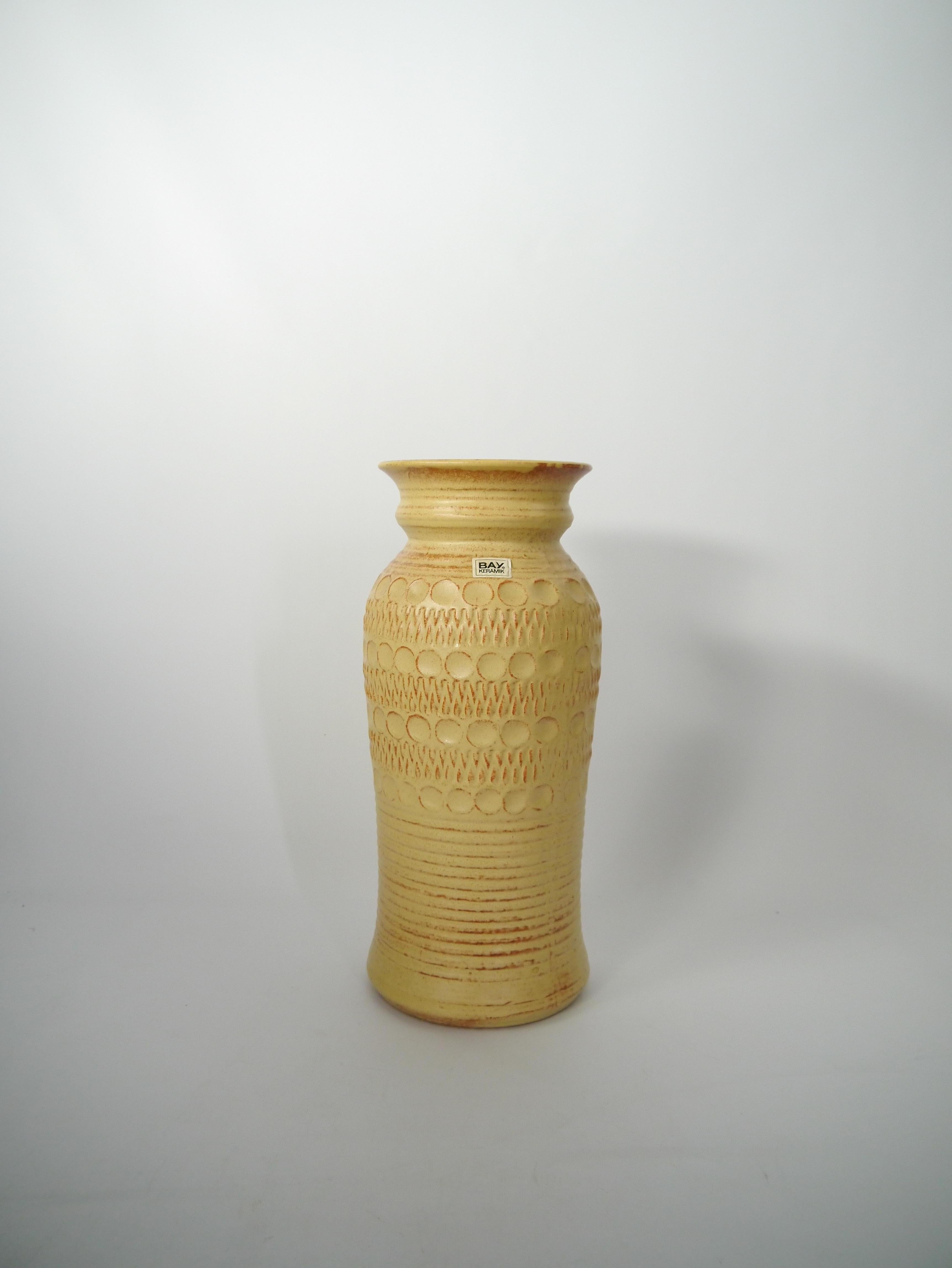Couleur jaune tendre avec des nuances d'orange et de céramique qui transparaissent à travers la glaçure mate. Fabriqué par BAY, Allemagne de l'Ouest, dans les années 1970. 