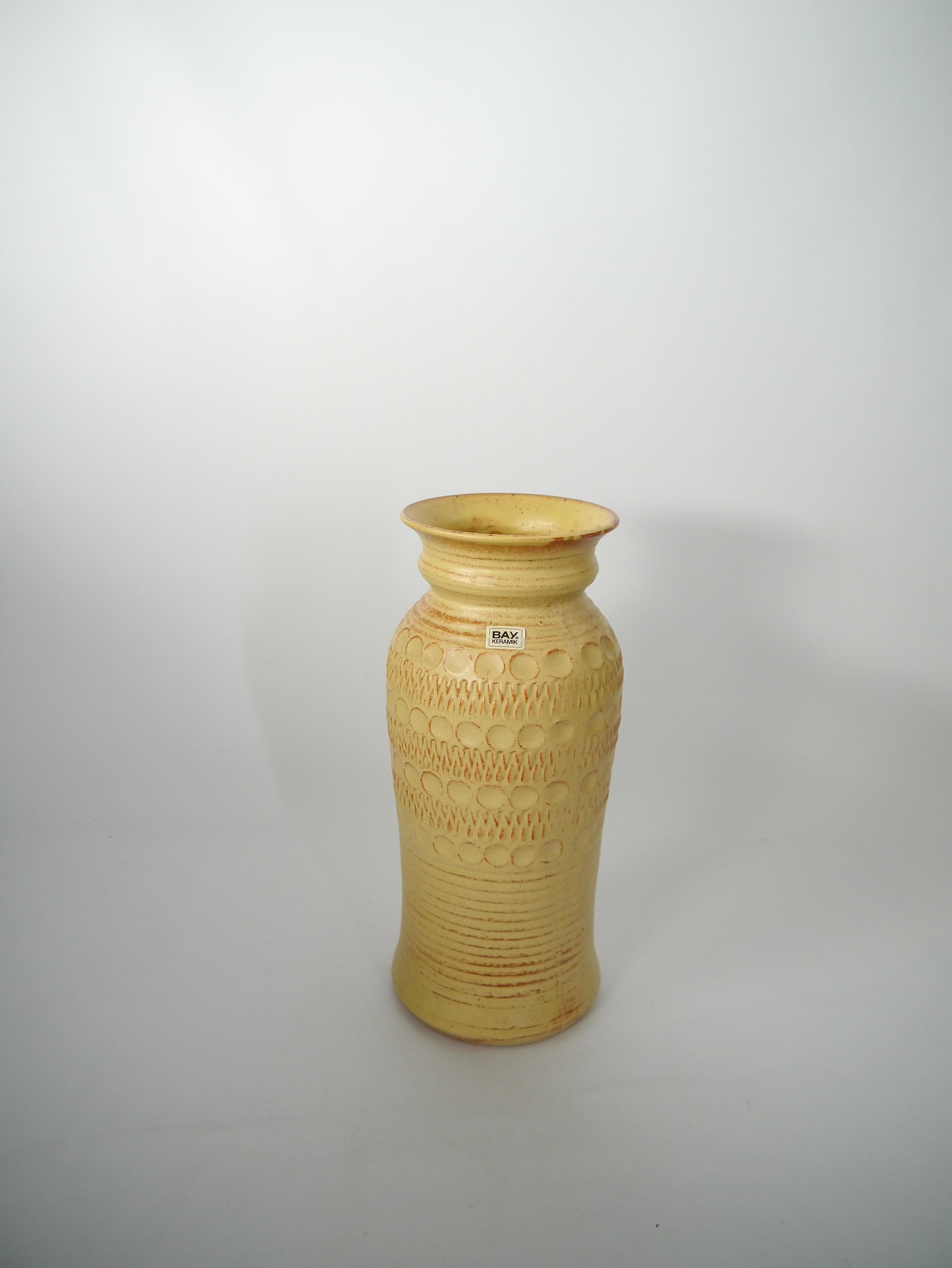 Vernissé Grand vase en céramique émaillée jaune mat par BAY, Allemagne de l'Ouest, 1970 en vente