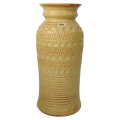 Jarrón alto de cerámica esmaltada mate amarillo suave de BAY, Alemania Occidental Años 70
