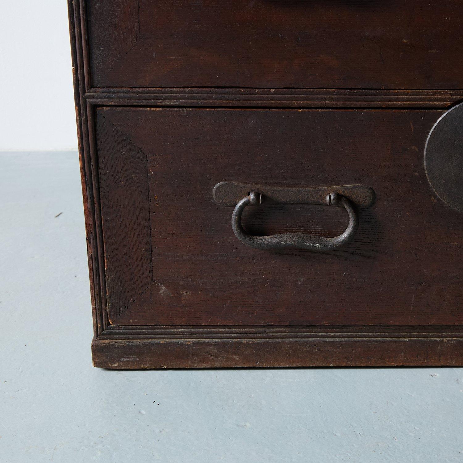 Tall solid cedar wood Taishō period storage Tansu, 1915s 3