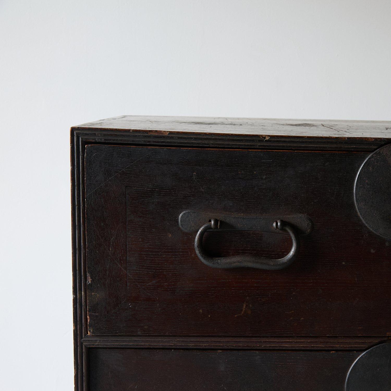 Tall solid cedar wood Taishō period storage Tansu, 1915s 1
