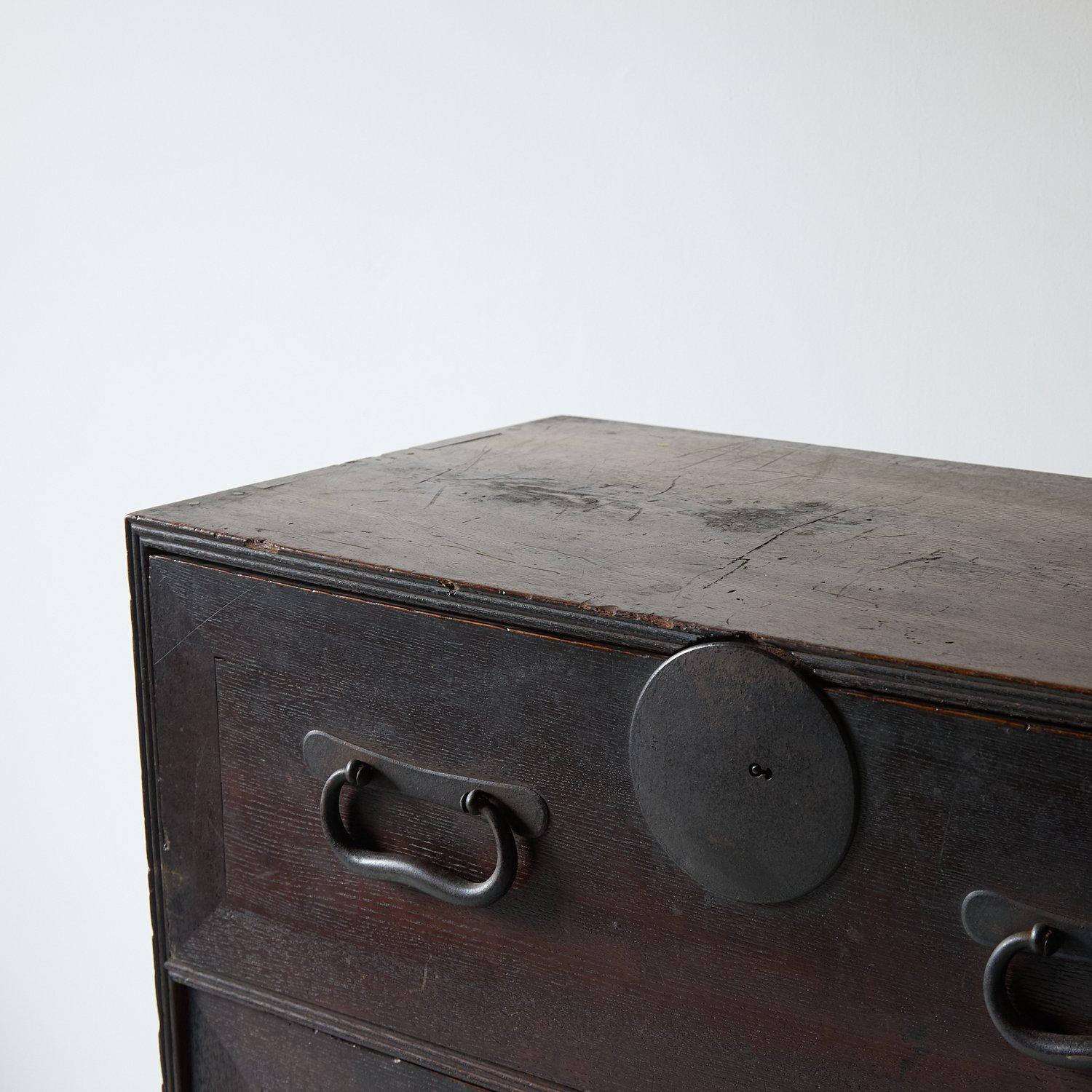 Tall solid cedar wood Taishō period storage Tansu, 1915s 2