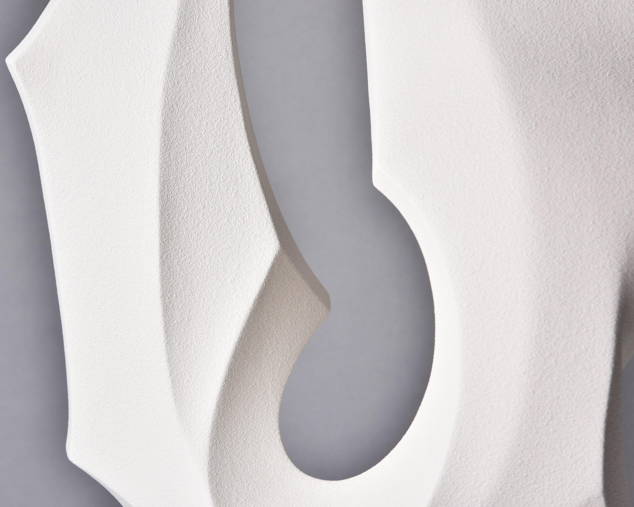 Scultura astratta in ceramica spagnola alta con finitura ossea opaca in vendita 3