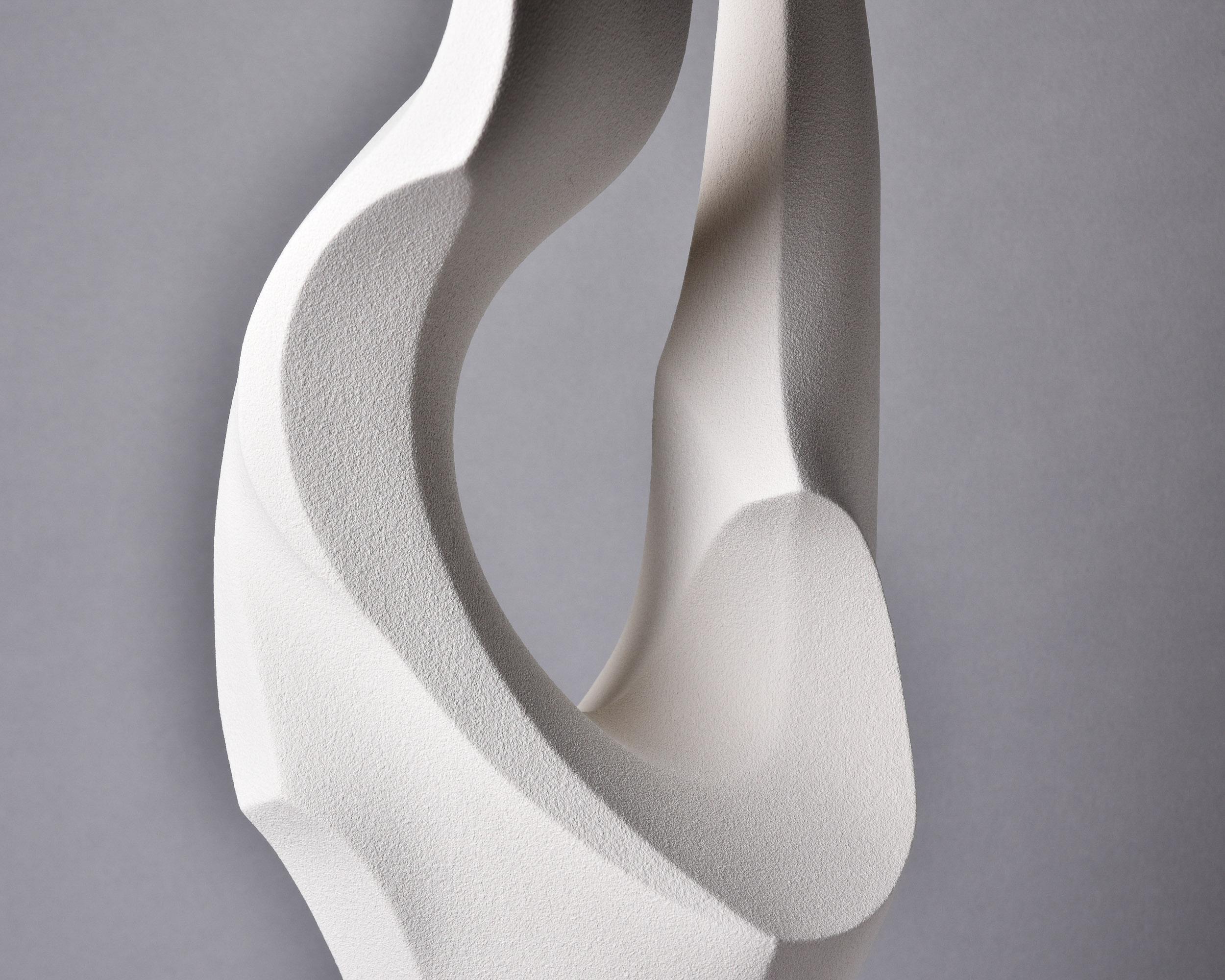 Scultura astratta in ceramica spagnola alta con finitura ossea opaca in vendita 4