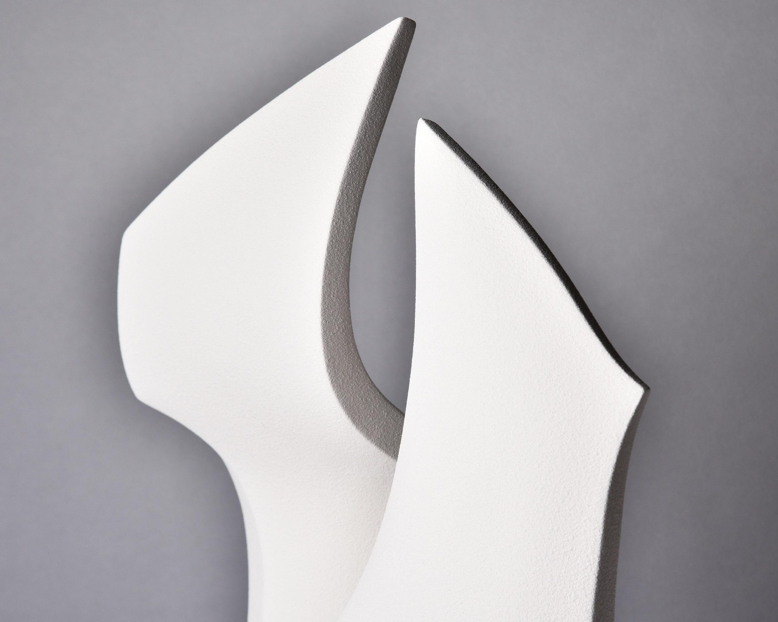 Scultura astratta in ceramica spagnola alta con finitura ossea opaca in vendita 5