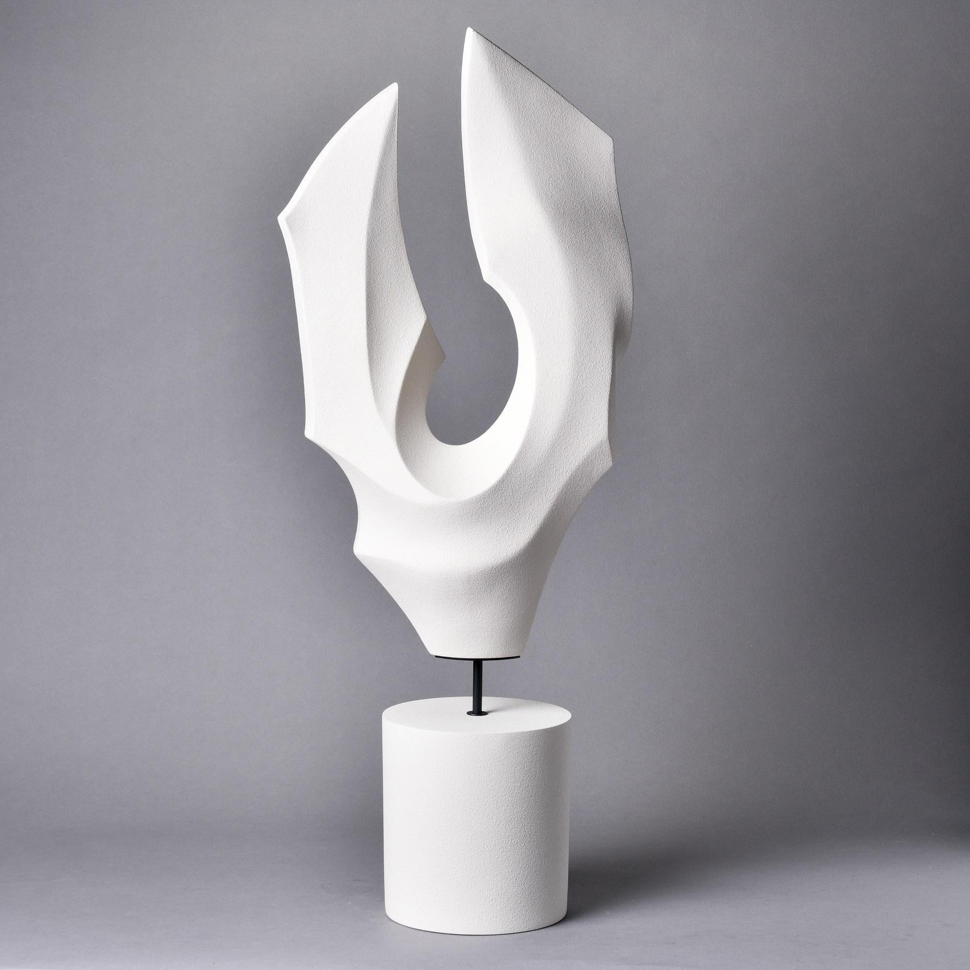 Nuova e realizzata in Spagna, questa scultura astratta è in ceramica con finitura opaca. Alto più di 30 pollici, il pezzo ha una base a forma di cilindro in ceramica con un'asta di supporto in metallo per esporre il pezzo superiore che ha una forma