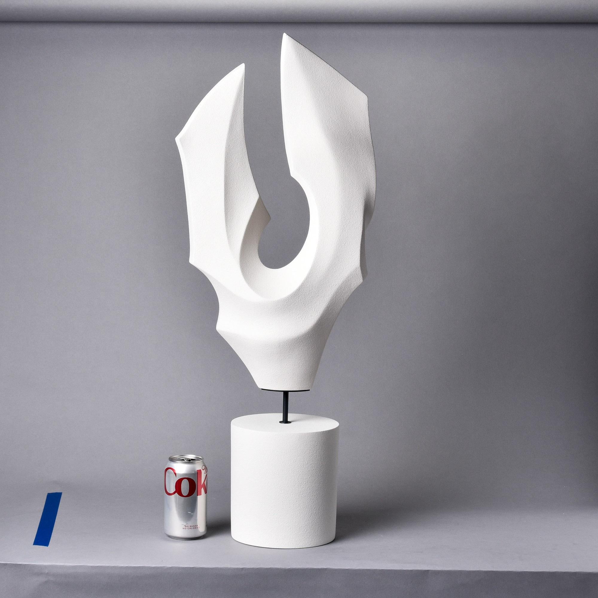 Moderno Scultura astratta in ceramica spagnola alta con finitura ossea opaca in vendita