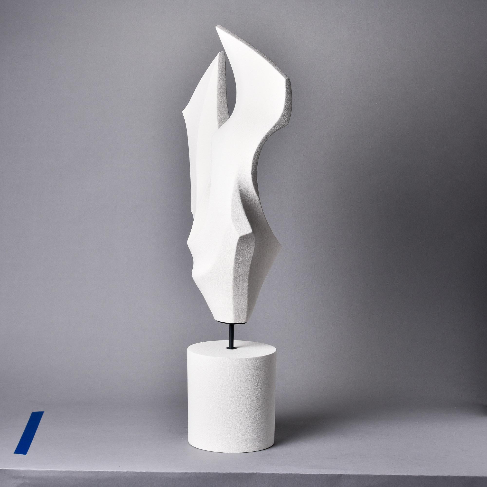 Spagnolo Scultura astratta in ceramica spagnola alta con finitura ossea opaca in vendita
