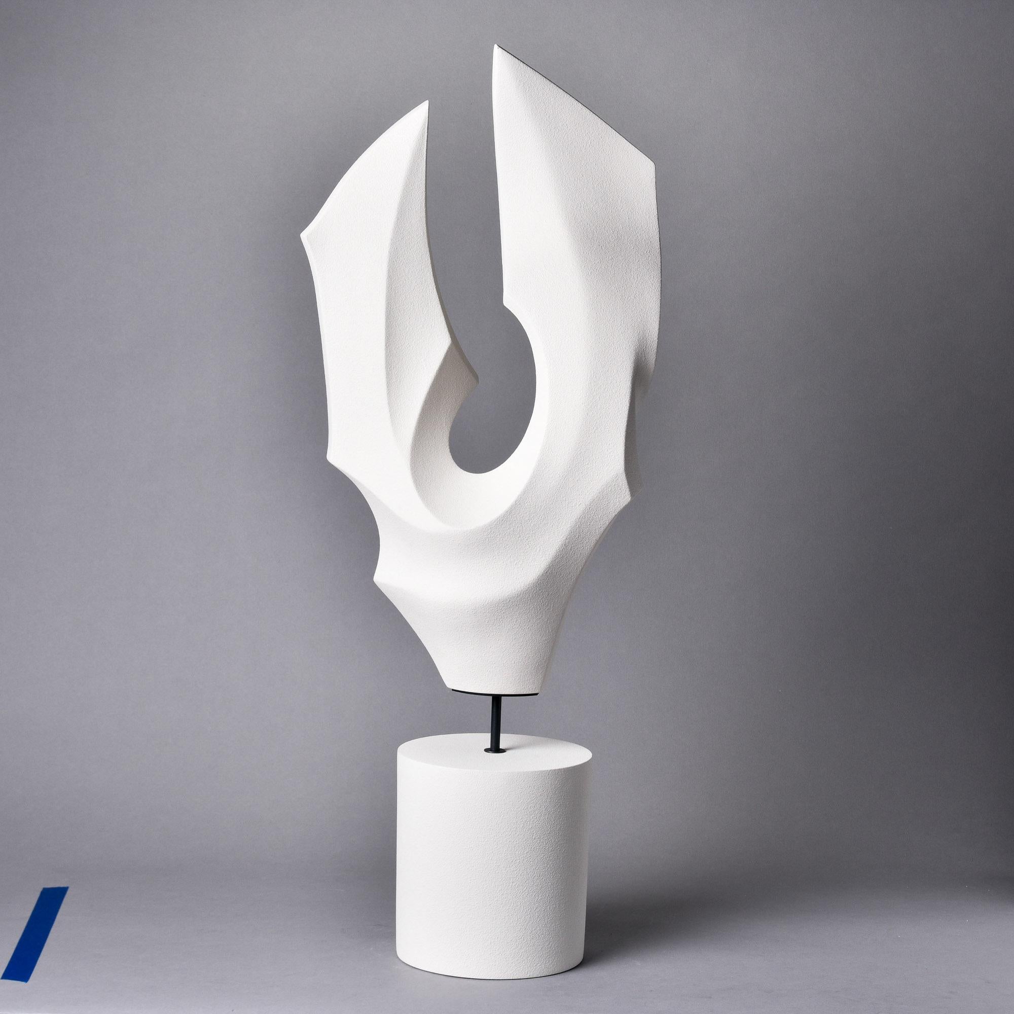 Scultura astratta in ceramica spagnola alta con finitura ossea opaca in vendita 1