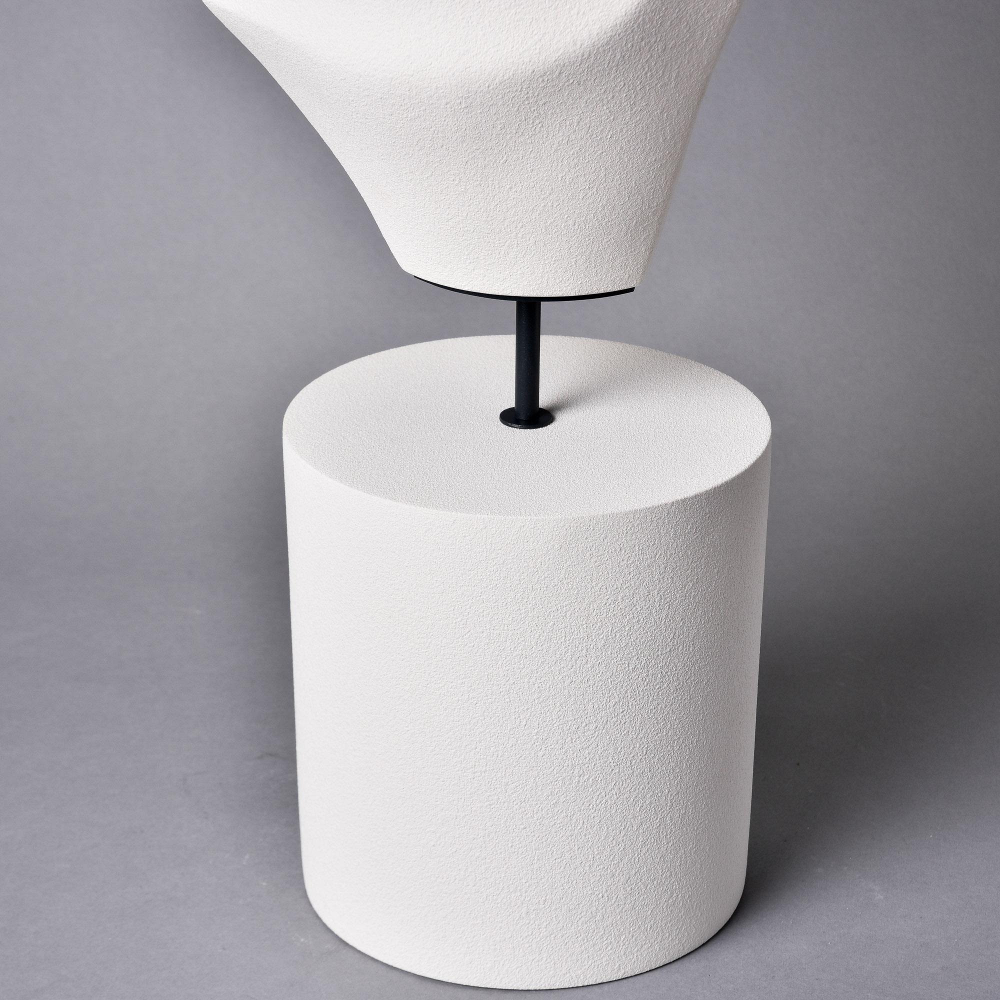Scultura astratta in ceramica spagnola alta con finitura ossea opaca in vendita 2
