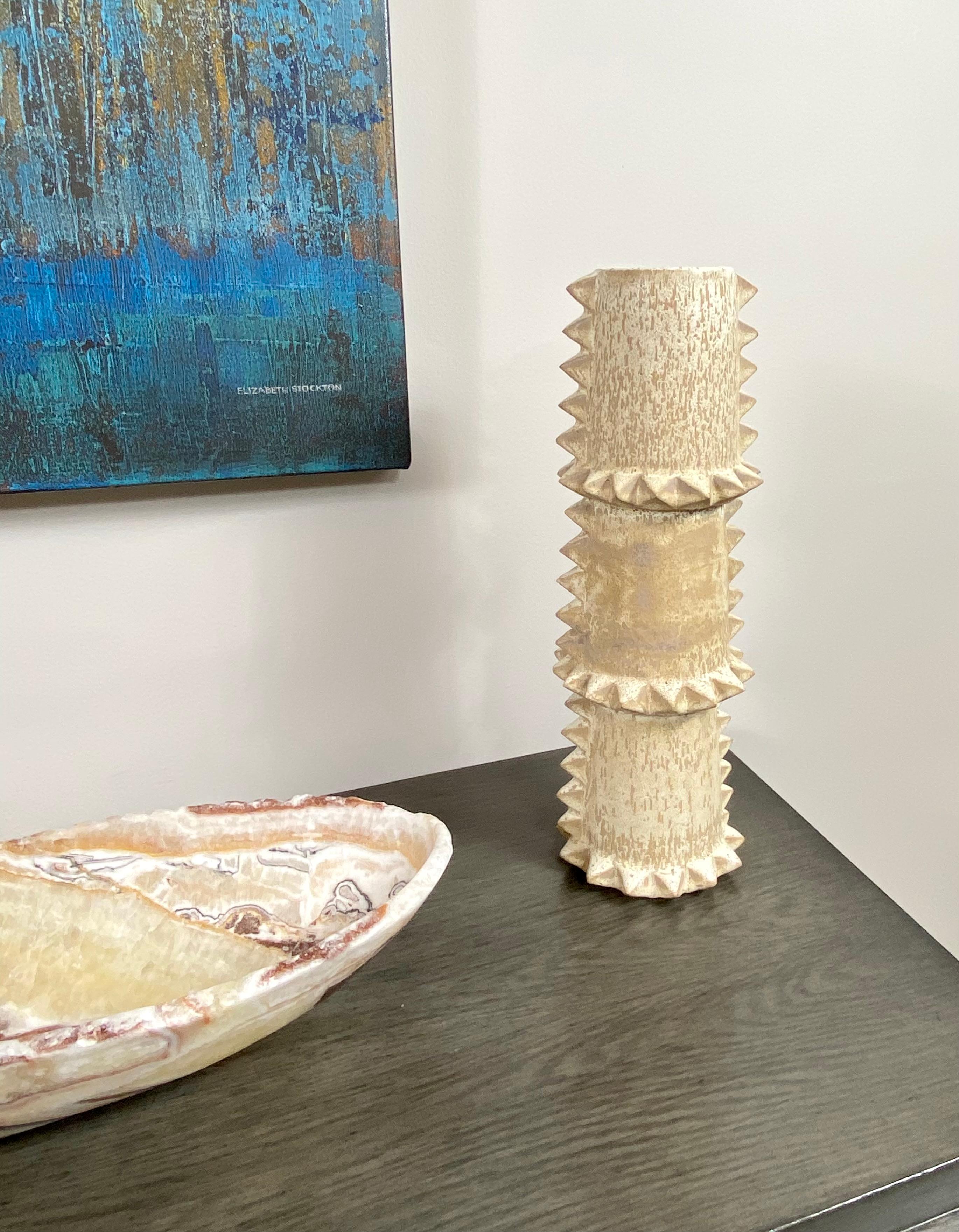 Große Spiky-Keramikvase von LGS Studio (Handgeschnitzt) im Angebot